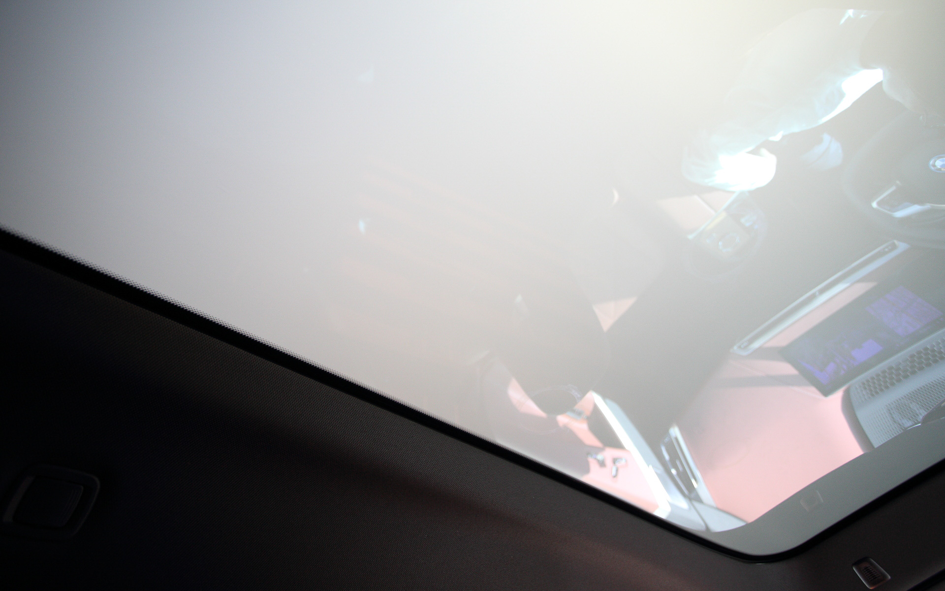 インテリアでは、BMWのモデルとして初となるメーターパネルとコントロールディスプレイを一体化させ、デザインを際立たせるとともに形状を湾曲したカーブドディスプレイとすることで、操作性や視認性を向上。多くのボダン類を廃止し、送風口をスリム化することで運転席まわりをすっきりとさせつつ、BMW特有のiDriveコントローラーを他モデル同様に装備。また、六角形のステアリングホイールをBMWモデルとして初採用している。調光技術を採用し、ボタン操作1つで透明/不透明が切り替えられる「スカイ・ラウンジ・パノラマ・ガラス・サンルーフ」も特徴的