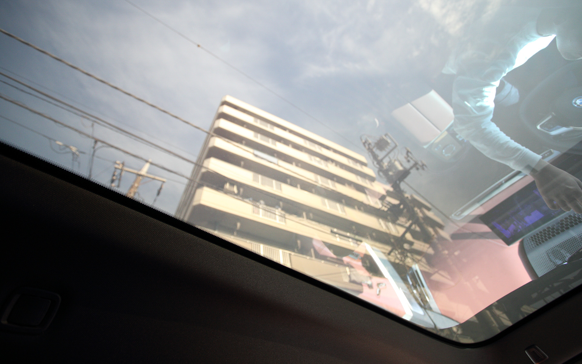 インテリアでは、BMWのモデルとして初となるメーターパネルとコントロールディスプレイを一体化させ、デザインを際立たせるとともに形状を湾曲したカーブドディスプレイとすることで、操作性や視認性を向上。多くのボダン類を廃止し、送風口をスリム化することで運転席まわりをすっきりとさせつつ、BMW特有のiDriveコントローラーを他モデル同様に装備。また、六角形のステアリングホイールをBMWモデルとして初採用している。調光技術を採用し、ボタン操作1つで透明/不透明が切り替えられる「スカイ・ラウンジ・パノラマ・ガラス・サンルーフ」も特徴的