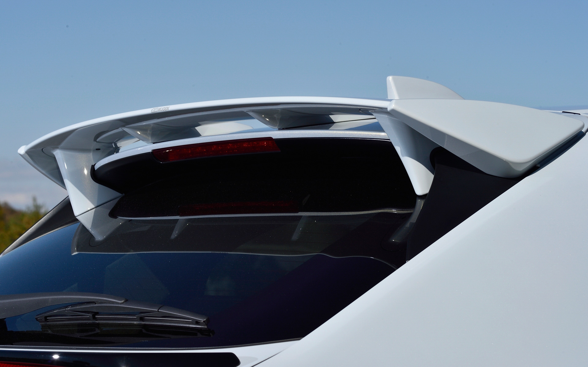 ルーフエンドを延長し、他車との違いを上質に演出する「ルーフスポイラー」（ツヤ有りブラック塗装仕上げ：6万6000円）、大型で存在感を発揮し、スポーティさを強調する「ウイングスポイラー」（カラード仕上げ：11万円）をセット