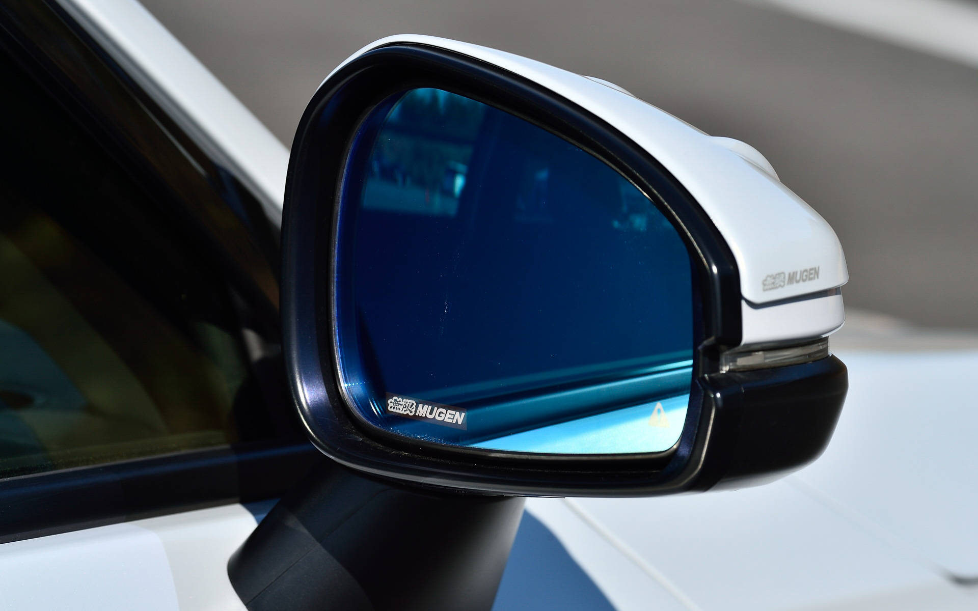 フィン形状を施しブラック化することでスポーティな印象に仕上げた「ドアミラーカバー」（カラード仕上げ：3万9600円）