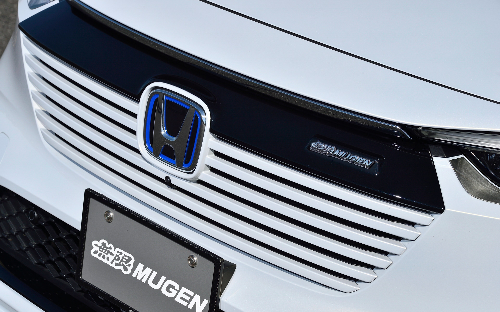 「フロントグリルガーニッシュ」はフロントグリル上部のフラッシュサーフェース化により、フロントマスクを引き締め、無限ロゴと併せて力強さを演出（ツヤ有りブラック塗装仕上げ：3万7400円）