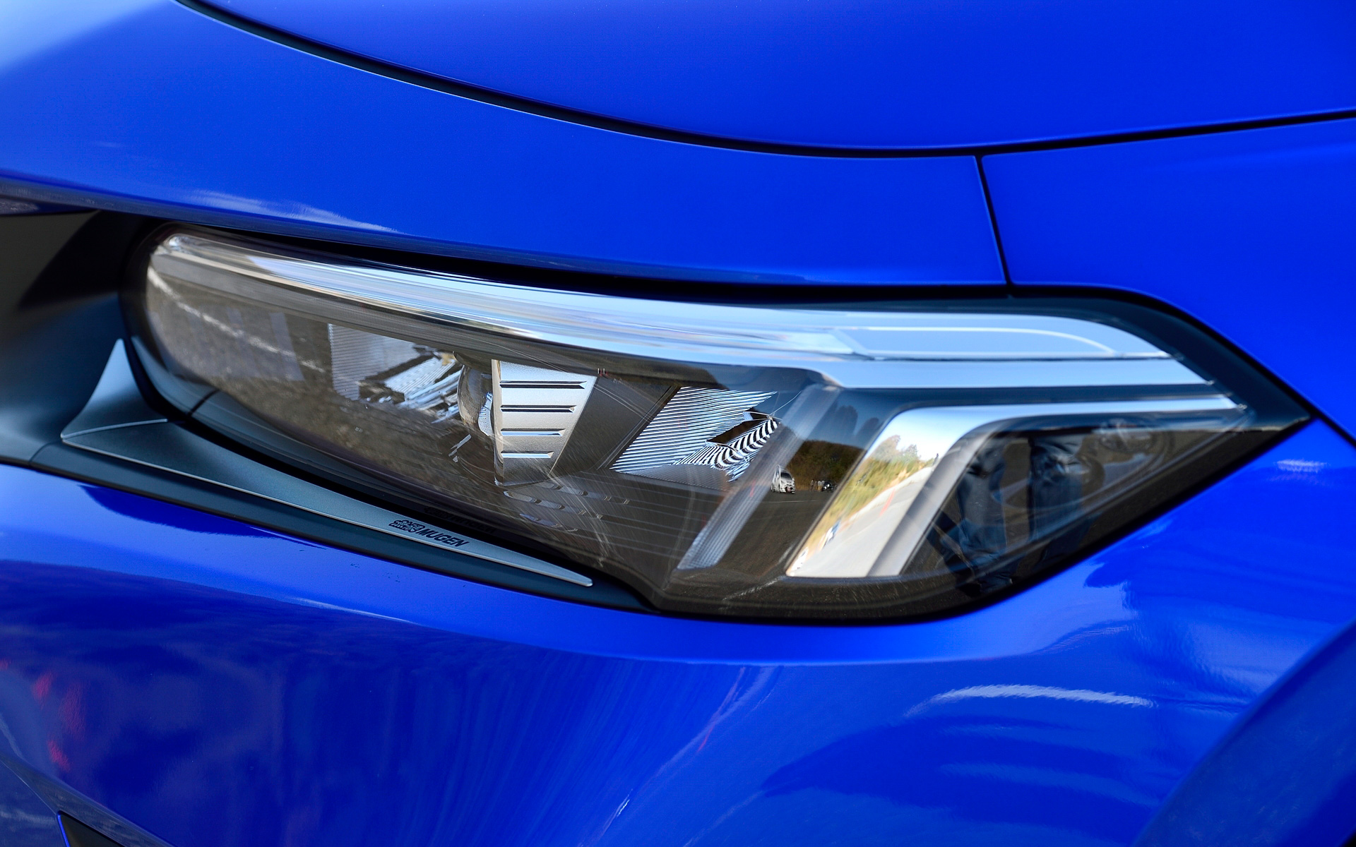 フロントマスクの印象を精悍に際立たせる「ロアアイラインデカール」（1万5000円）