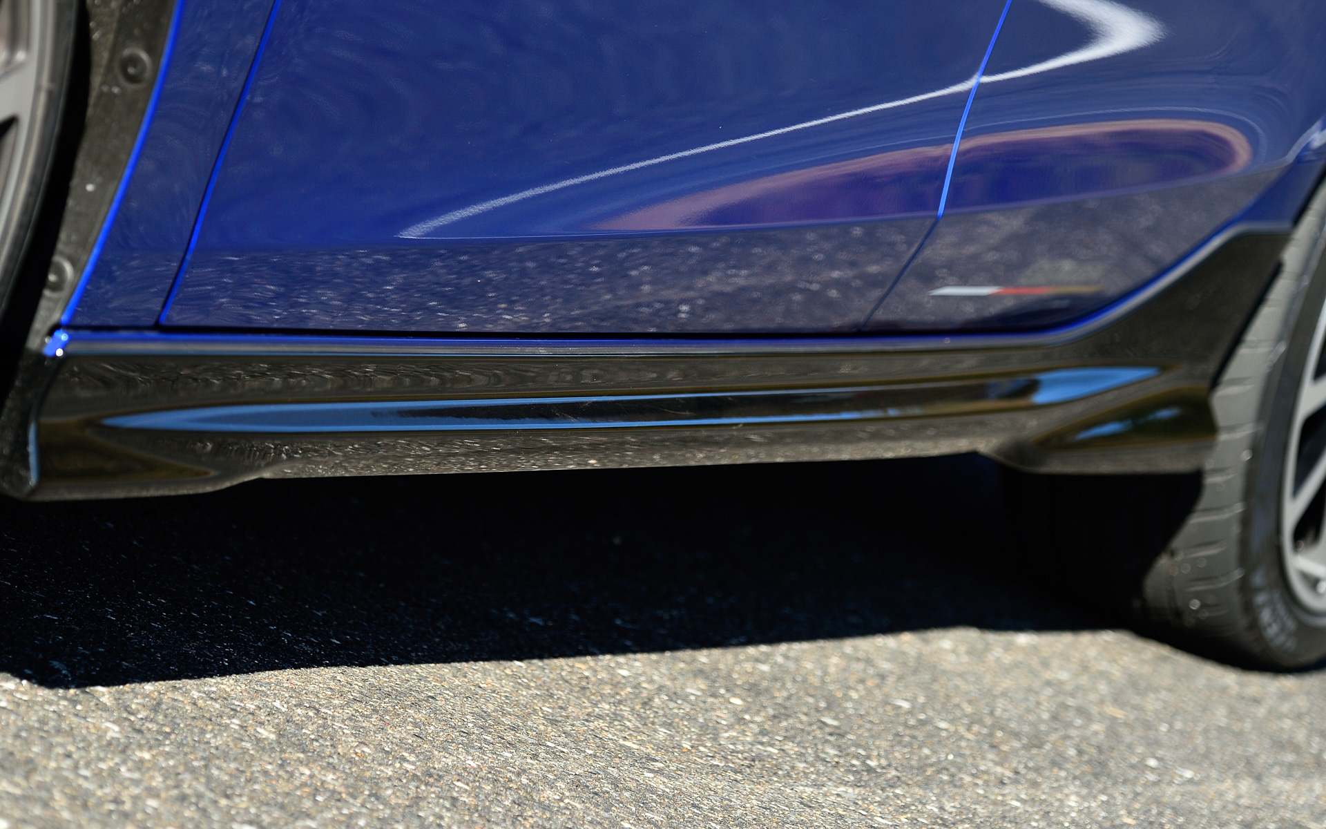 ロー＆ワイドな造形を強調する「フロントアンダースポイラー」（7万2000円［カラード仕上げ］）、フロントからリアへ流れるような形状と張り出した造形の「サイドガーニッシュ」（9万3000円［カラード仕上げ］）、フィン形状を施しスポーティさを演出する左右分割タイプの「リアアンダースポイラー」（8万5000円［カラード仕上げ］）。この3点をセットにした「スタイリングセット」（24万5000円［カラード仕上げ］）も用意