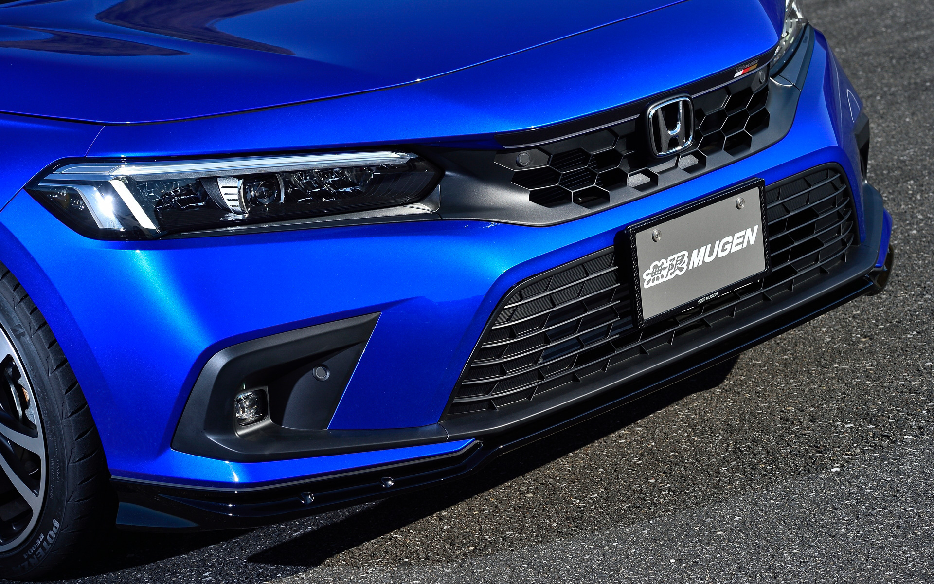 ロー＆ワイドな造形を強調する「フロントアンダースポイラー」（7万2000円［カラード仕上げ］）、フロントからリアへ流れるような形状と張り出した造形の「サイドガーニッシュ」（9万3000円［カラード仕上げ］）、フィン形状を施しスポーティさを演出する左右分割タイプの「リアアンダースポイラー」（8万5000円［カラード仕上げ］）。この3点をセットにした「スタイリングセット」（24万5000円［カラード仕上げ］）も用意