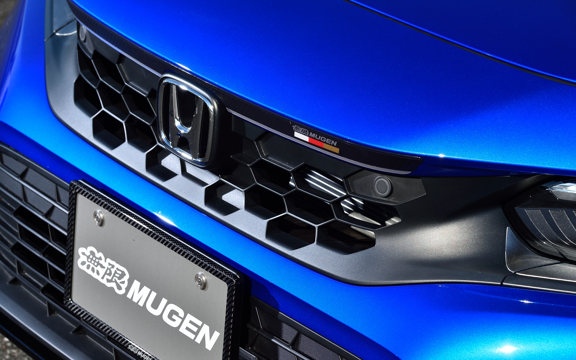 フロントマスクにアクセントを加えるフロントグリルデカール（1万9800円）。カーボン調の塩ビ製