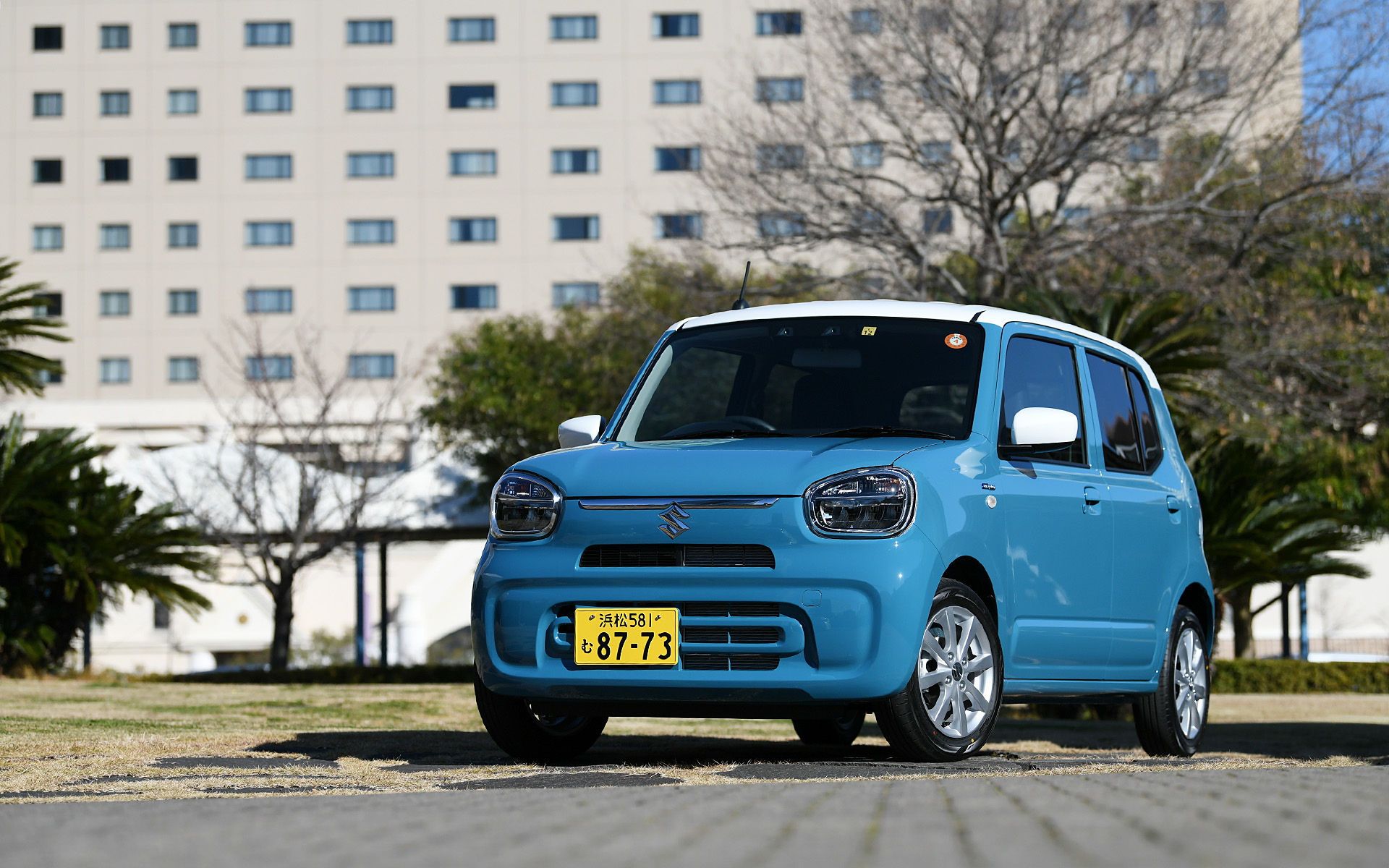 「アルト HYBRID X」（2WD）。価格は125万9500円。ボディカラーはダスクブルーメタリック ホワイト2トーンルーフ。ボディサイズは3395×1475×1525mm（全長×全幅×全高）で、ホイールベースは2460mm。従来モデルに比べて全長・全幅は変わらず、全高が50mm高くなった