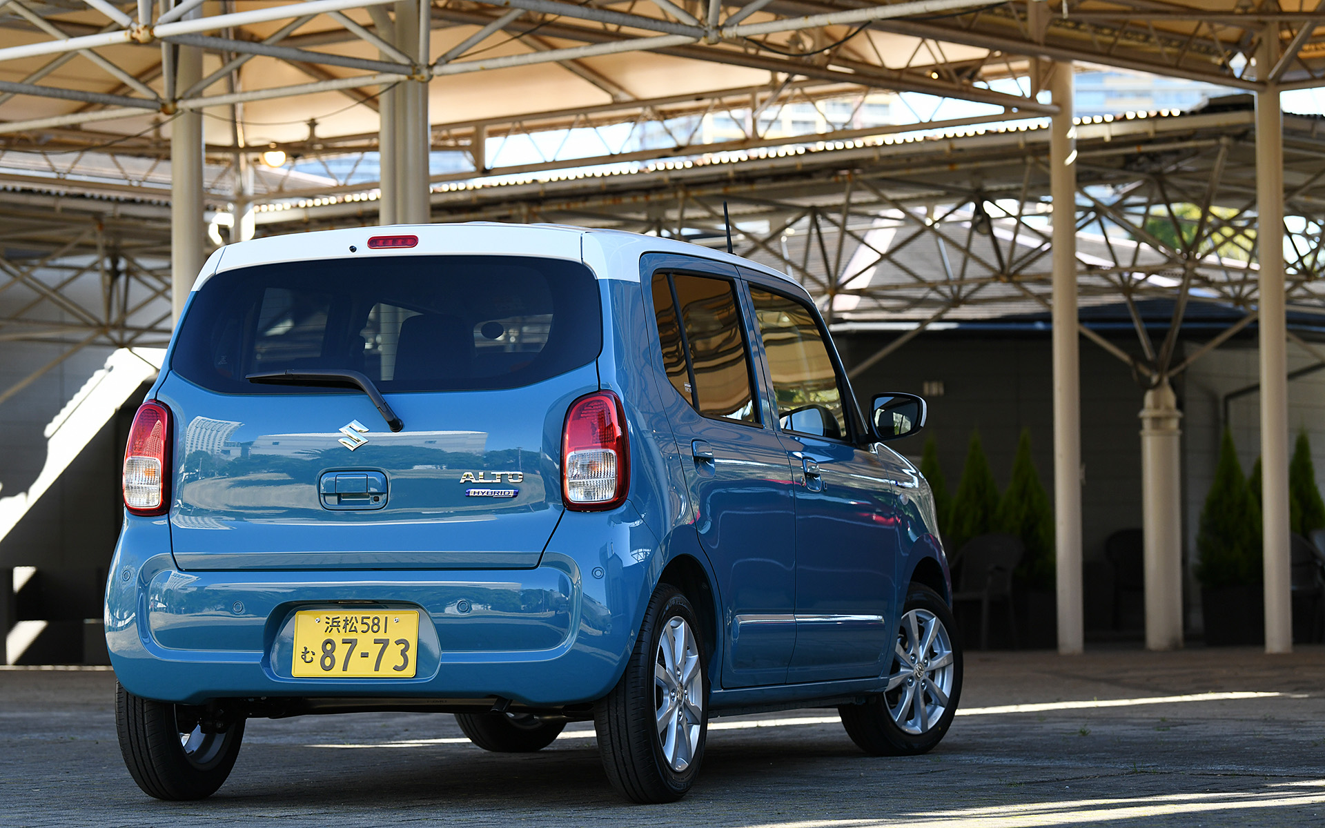 「アルト HYBRID X」（2WD）。価格は125万9500円。ボディカラーはダスクブルーメタリック ホワイト2トーンルーフ。ボディサイズは3395×1475×1525mm（全長×全幅×全高）で、ホイールベースは2460mm。従来モデルに比べて全長・全幅は変わらず、全高が50mm高くなった