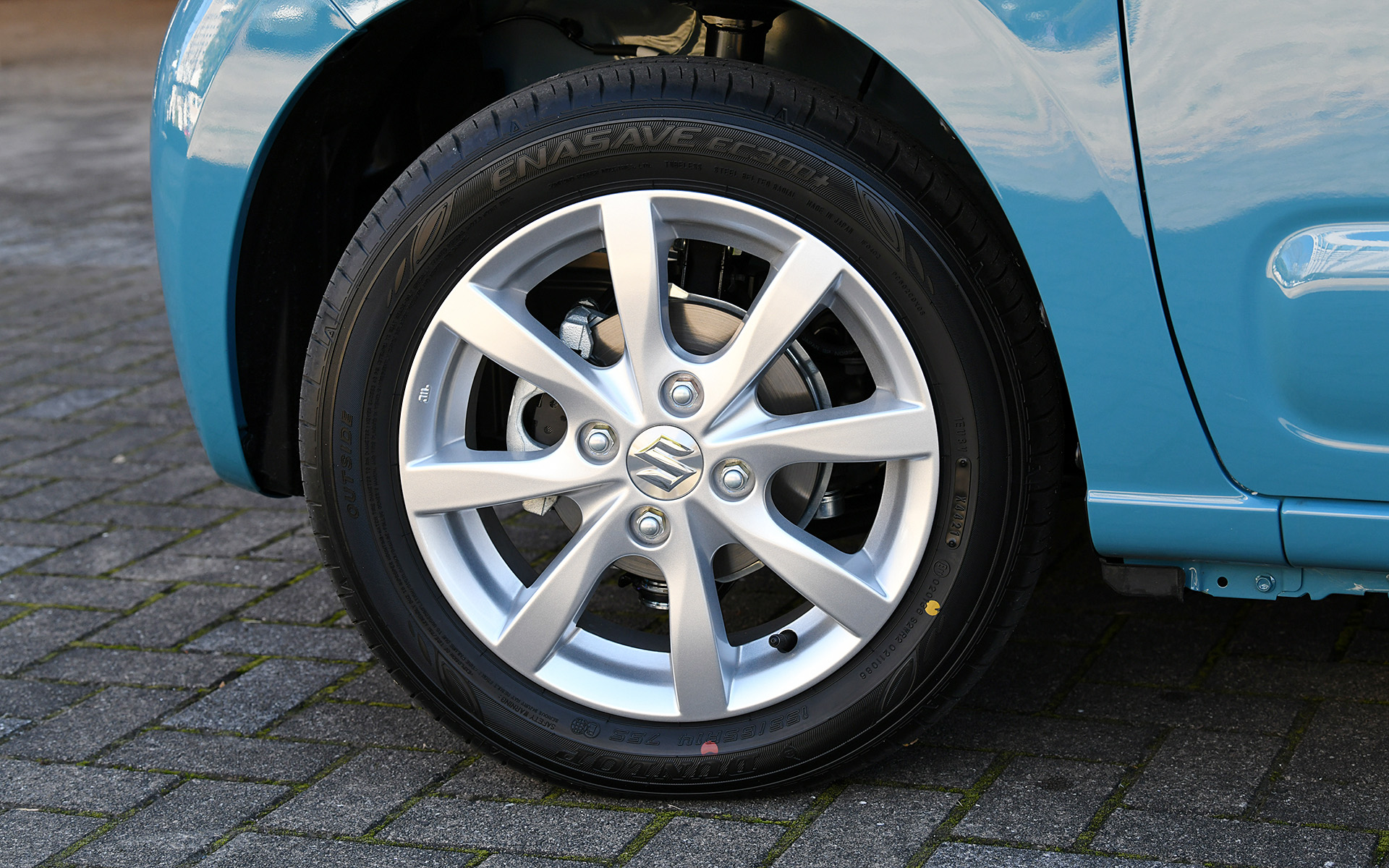 HYBRID Xでは、ヘッドライトがLEDとなるほか、ドアミラーがカラードタイプの電動格納式（リモート格納）となり、足下には14インチのアルミホイールを装着する。アルミホイールに組み合わせるタイヤはダンロップ「エナセーブ EC300＋」で、サイズは155/65R14