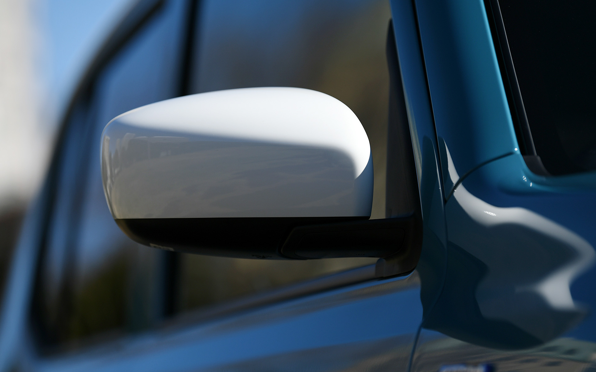 HYBRID Xでは、ヘッドライトがLEDとなるほか、ドアミラーがカラードタイプの電動格納式（リモート格納）となり、足下には14インチのアルミホイールを装着する。アルミホイールに組み合わせるタイヤはダンロップ「エナセーブ EC300＋」で、サイズは155/65R14