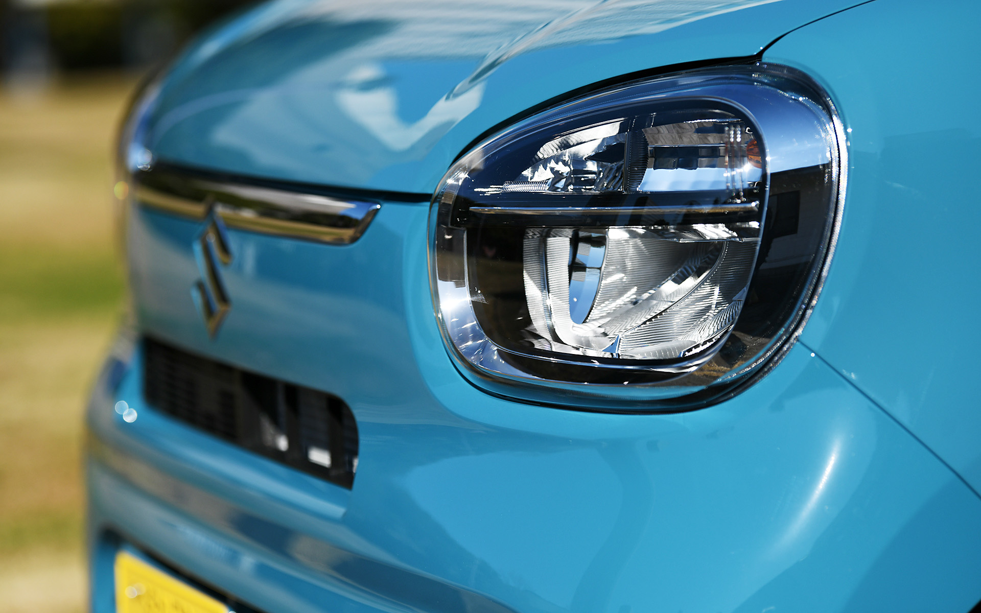 HYBRID Xでは、ヘッドライトがLEDとなるほか、ドアミラーがカラードタイプの電動格納式（リモート格納）となり、足下には14インチのアルミホイールを装着する。アルミホイールに組み合わせるタイヤはダンロップ「エナセーブ EC300＋」で、サイズは155/65R14