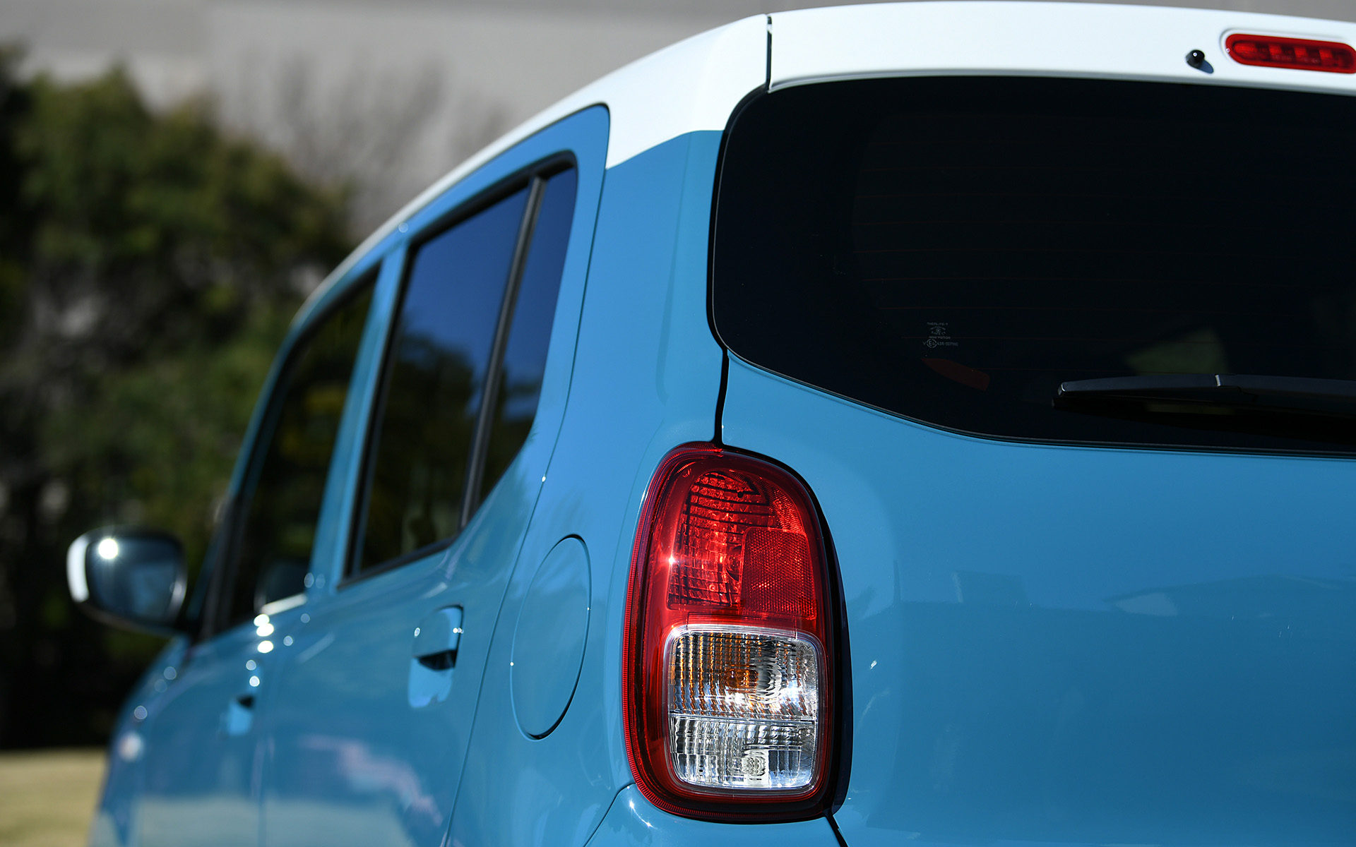 HYBRID Xでは、ヘッドライトがLEDとなるほか、ドアミラーがカラードタイプの電動格納式（リモート格納）となり、足下には14インチのアルミホイールを装着する。アルミホイールに組み合わせるタイヤはダンロップ「エナセーブ EC300＋」で、サイズは155/65R14