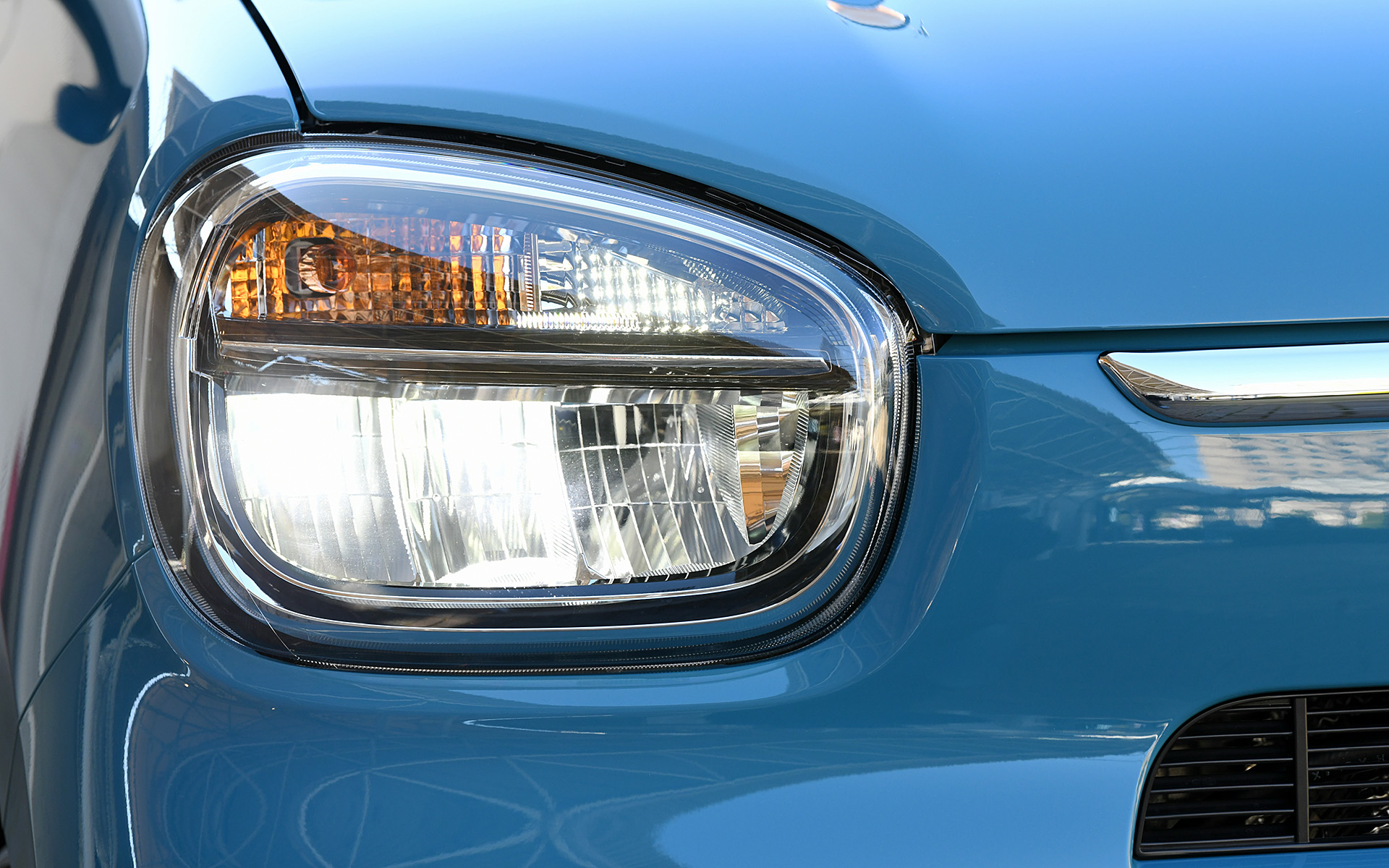 HYBRID Xでは、ヘッドライトがLEDとなるほか、ドアミラーがカラードタイプの電動格納式（リモート格納）となり、足下には14インチのアルミホイールを装着する。アルミホイールに組み合わせるタイヤはダンロップ「エナセーブ EC300＋」で、サイズは155/65R14