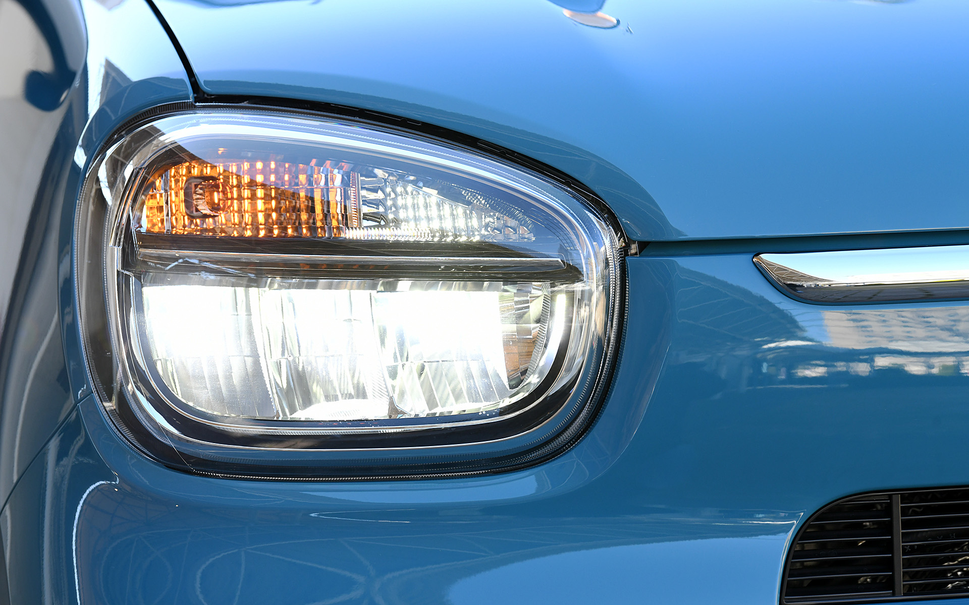 HYBRID Xでは、ヘッドライトがLEDとなるほか、ドアミラーがカラードタイプの電動格納式（リモート格納）となり、足下には14インチのアルミホイールを装着する。アルミホイールに組み合わせるタイヤはダンロップ「エナセーブ EC300＋」で、サイズは155/65R14