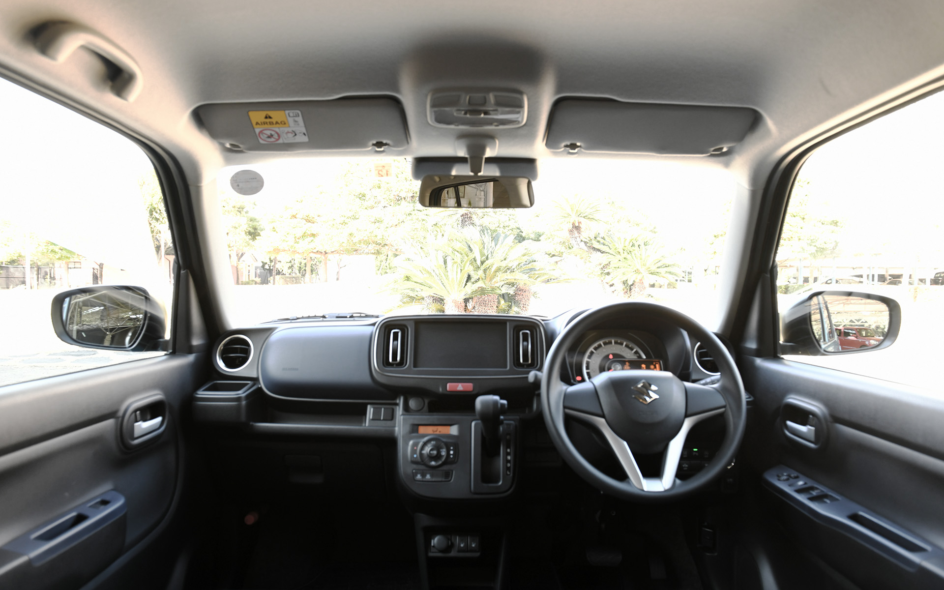 立体的な造形で質感を高めた内装は、楕円形をモチーフにしたデザインによって親しみやすさを表現し、毎日使っても飽きのこないデザインを目指した。また、ドライバーから手の届く位置に容量や形状を追求した10種類の収納スペースを設定している。撮影車両はオーディオレスとなるが、オプションで7インチのディスプレイオーディオを設定している