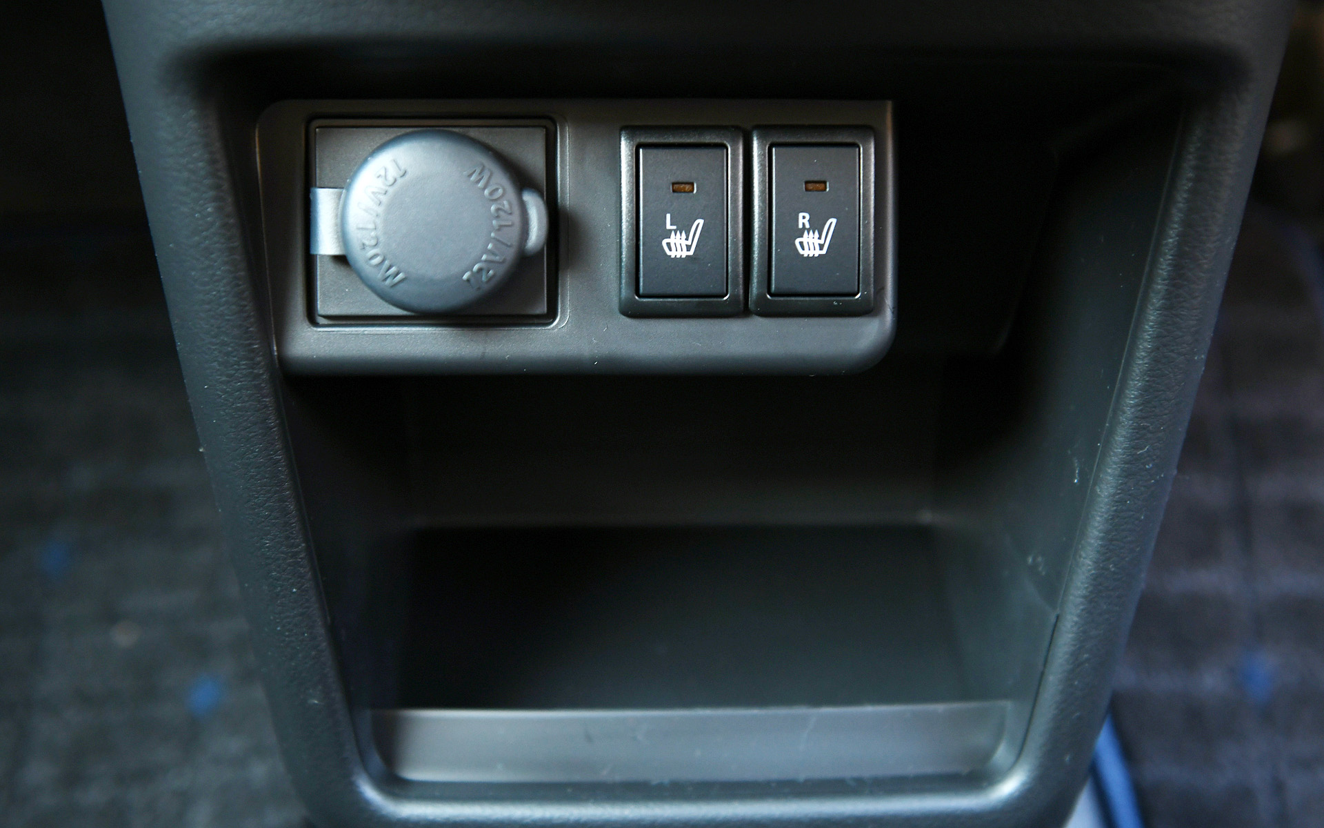 立体的な造形で質感を高めた内装は、楕円形をモチーフにしたデザインによって親しみやすさを表現し、毎日使っても飽きのこないデザインを目指した。また、ドライバーから手の届く位置に容量や形状を追求した10種類の収納スペースを設定している。撮影車両はオーディオレスとなるが、オプションで7インチのディスプレイオーディオを設定している