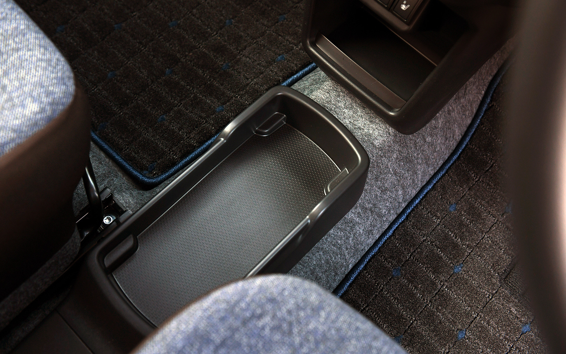 立体的な造形で質感を高めた内装は、楕円形をモチーフにしたデザインによって親しみやすさを表現し、毎日使っても飽きのこないデザインを目指した。また、ドライバーから手の届く位置に容量や形状を追求した10種類の収納スペースを設定している。撮影車両はオーディオレスとなるが、オプションで7インチのディスプレイオーディオを設定している