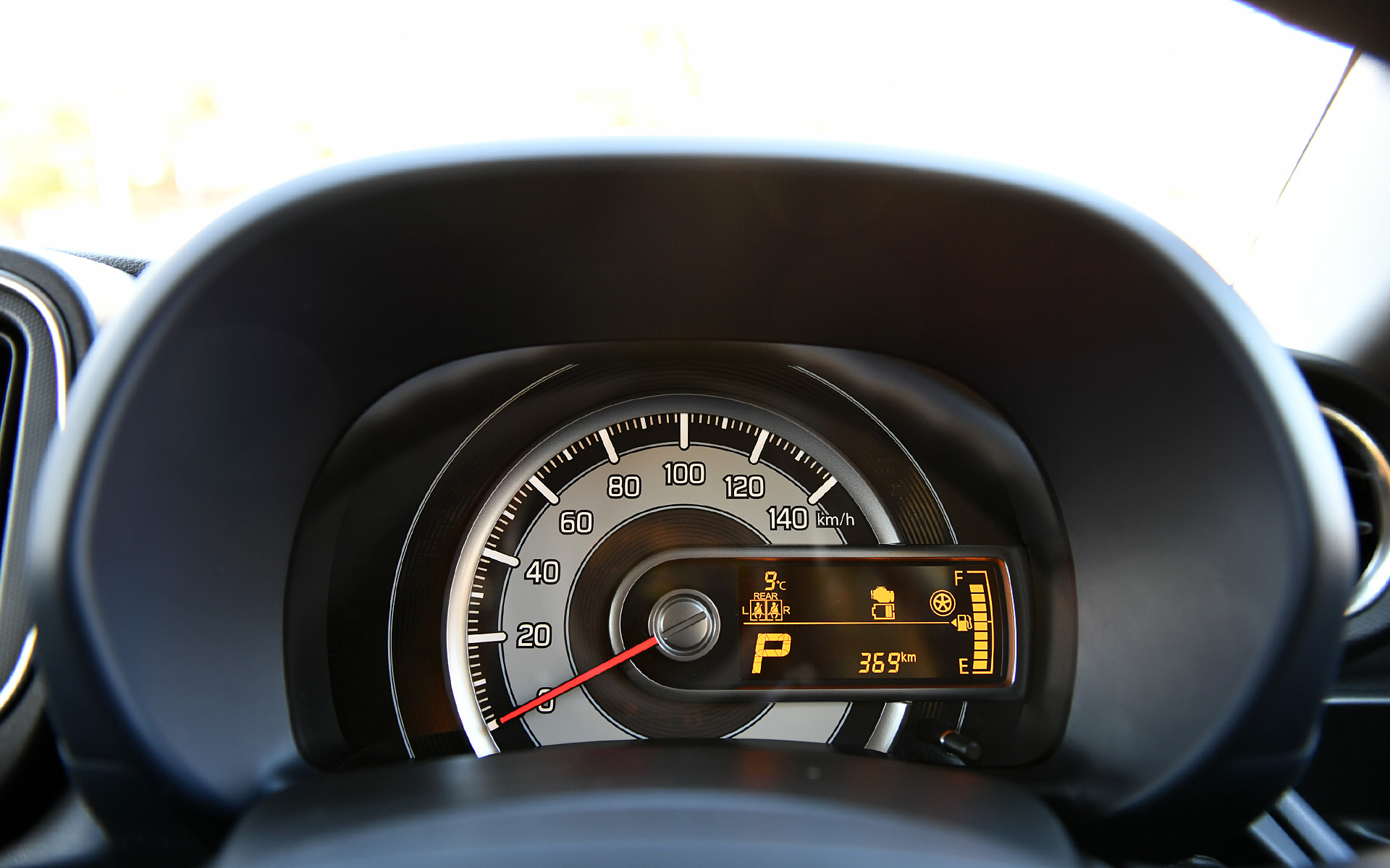 立体的な造形で質感を高めた内装は、楕円形をモチーフにしたデザインによって親しみやすさを表現し、毎日使っても飽きのこないデザインを目指した。また、ドライバーから手の届く位置に容量や形状を追求した10種類の収納スペースを設定している。撮影車両はオーディオレスとなるが、オプションで7インチのディスプレイオーディオを設定している