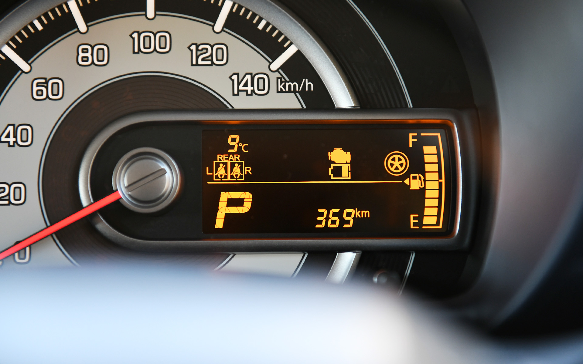 立体的な造形で質感を高めた内装は、楕円形をモチーフにしたデザインによって親しみやすさを表現し、毎日使っても飽きのこないデザインを目指した。また、ドライバーから手の届く位置に容量や形状を追求した10種類の収納スペースを設定している。撮影車両はオーディオレスとなるが、オプションで7インチのディスプレイオーディオを設定している