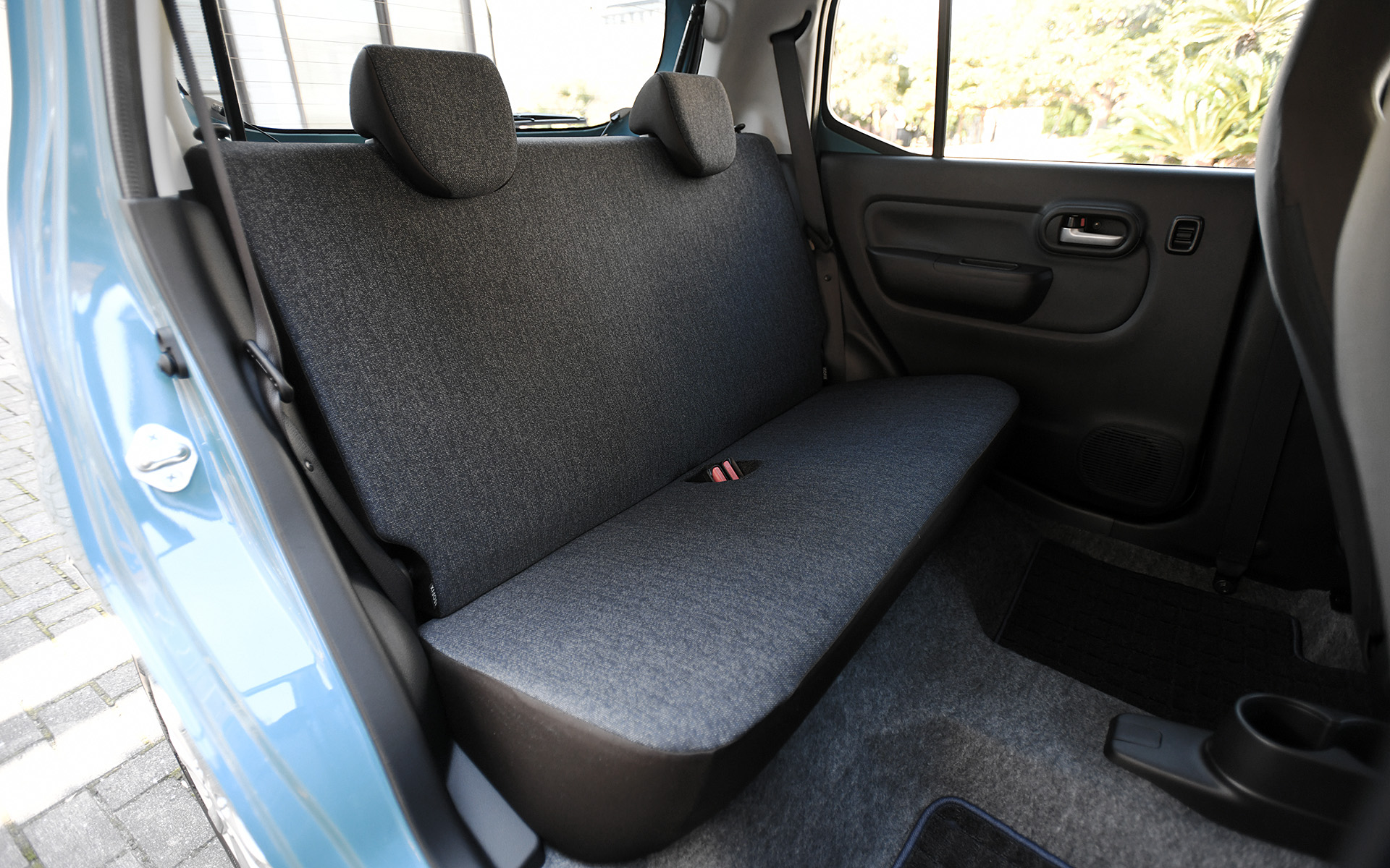 シートはデニム調の表皮を採用することで、親しみやすさを演出。全高が高くなった分、室内高も45mm拡大し、前席・後席ともに広いヘッドクリアランスを確保するとともに、室内幅も＋25mm拡大され、快適な室内空間を実現。後席のレッグスペースも広々としている