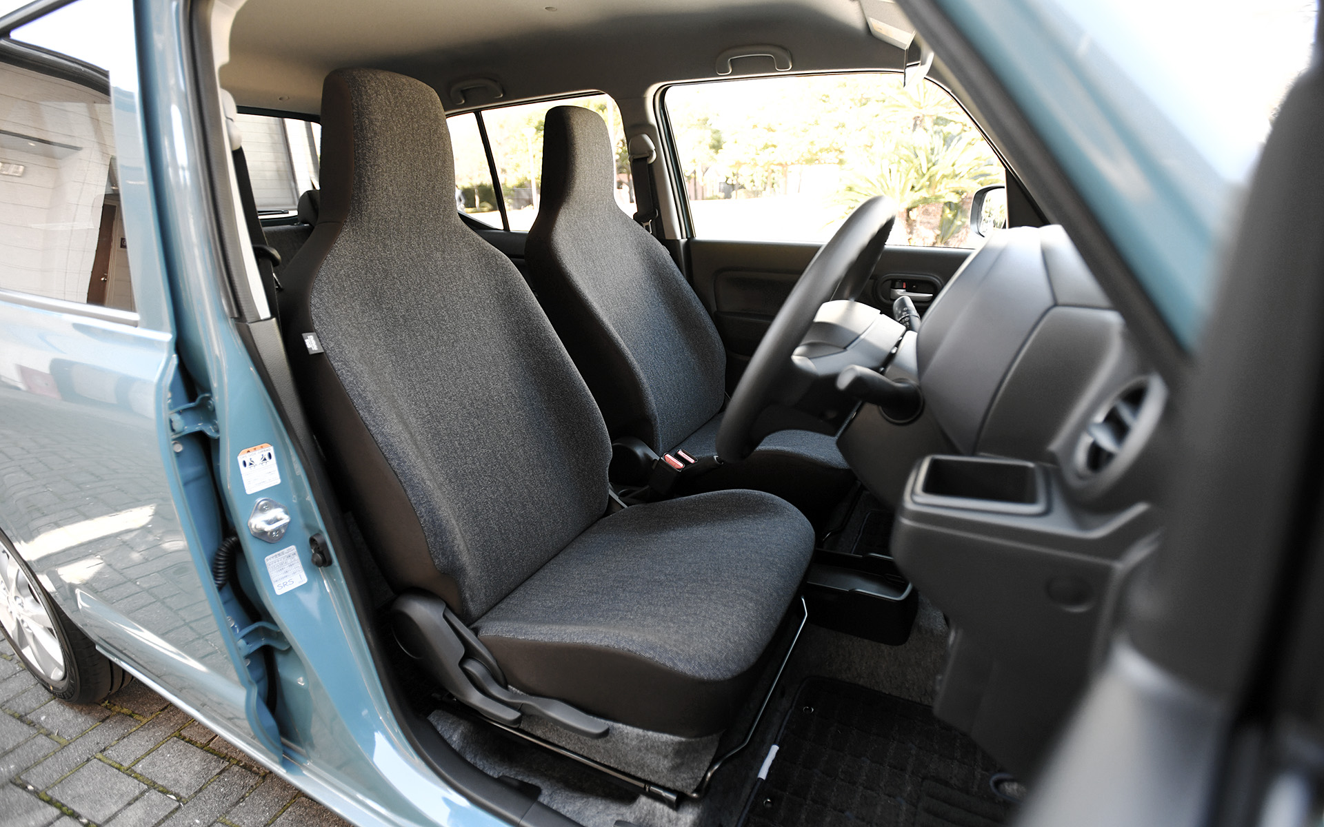 シートはデニム調の表皮を採用することで、親しみやすさを演出。全高が高くなった分、室内高も45mm拡大し、前席・後席ともに広いヘッドクリアランスを確保するとともに、室内幅も＋25mm拡大され、快適な室内空間を実現。後席のレッグスペースも広々としている