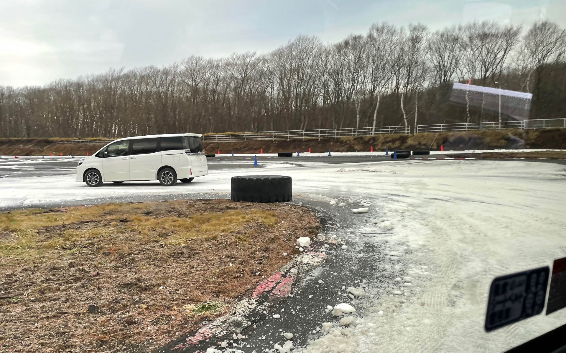 特設コース試乗のコースの一部。主催者とコース管理者の苦労がしのばれます。コース以外に雪はなく苦心の設営です。この後に寒気がやってきて雪が降ったようです