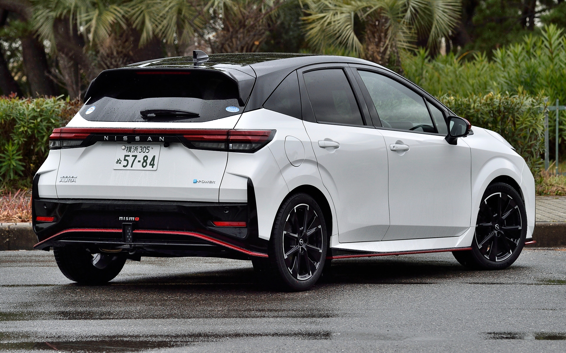 今回試乗したのは今秋に発売された「ノート オーラ NISMO」（286万9900円）。ノート オーラをベースにフォーミュラ Eからインスパイアされた「駿足の電動シティレーサー」をコンセプトとし、NISMOらしい新世代のデザイン、高揚感をもたらすハンドリング、俊敏なレスポンスと伸びのある加速などを特徴とするモデル。ボディサイズはボディサイズはベースとなる「ノート オーラ」から80mm長く、20mm低い4125×1735×1505mm（全長×全幅×全高）、ホイールベースは2580mm