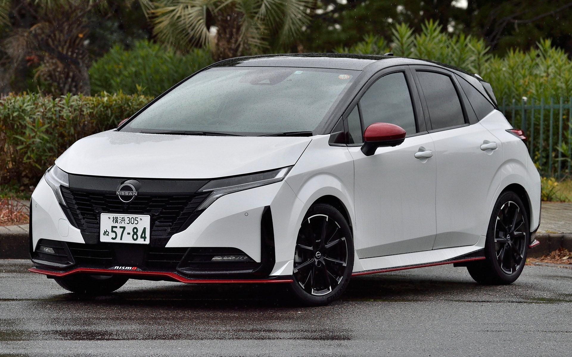 今回試乗したのは今秋に発売された「ノート オーラ NISMO」（286万9900円）。ノート オーラをベースにフォーミュラ Eからインスパイアされた「駿足の電動シティレーサー」をコンセプトとし、NISMOらしい新世代のデザイン、高揚感をもたらすハンドリング、俊敏なレスポンスと伸びのある加速などを特徴とするモデル。ボディサイズはボディサイズはベースとなる「ノート オーラ」から80mm長く、20mm低い4125×1735×1505mm（全長×全幅×全高）、ホイールベースは2580mm