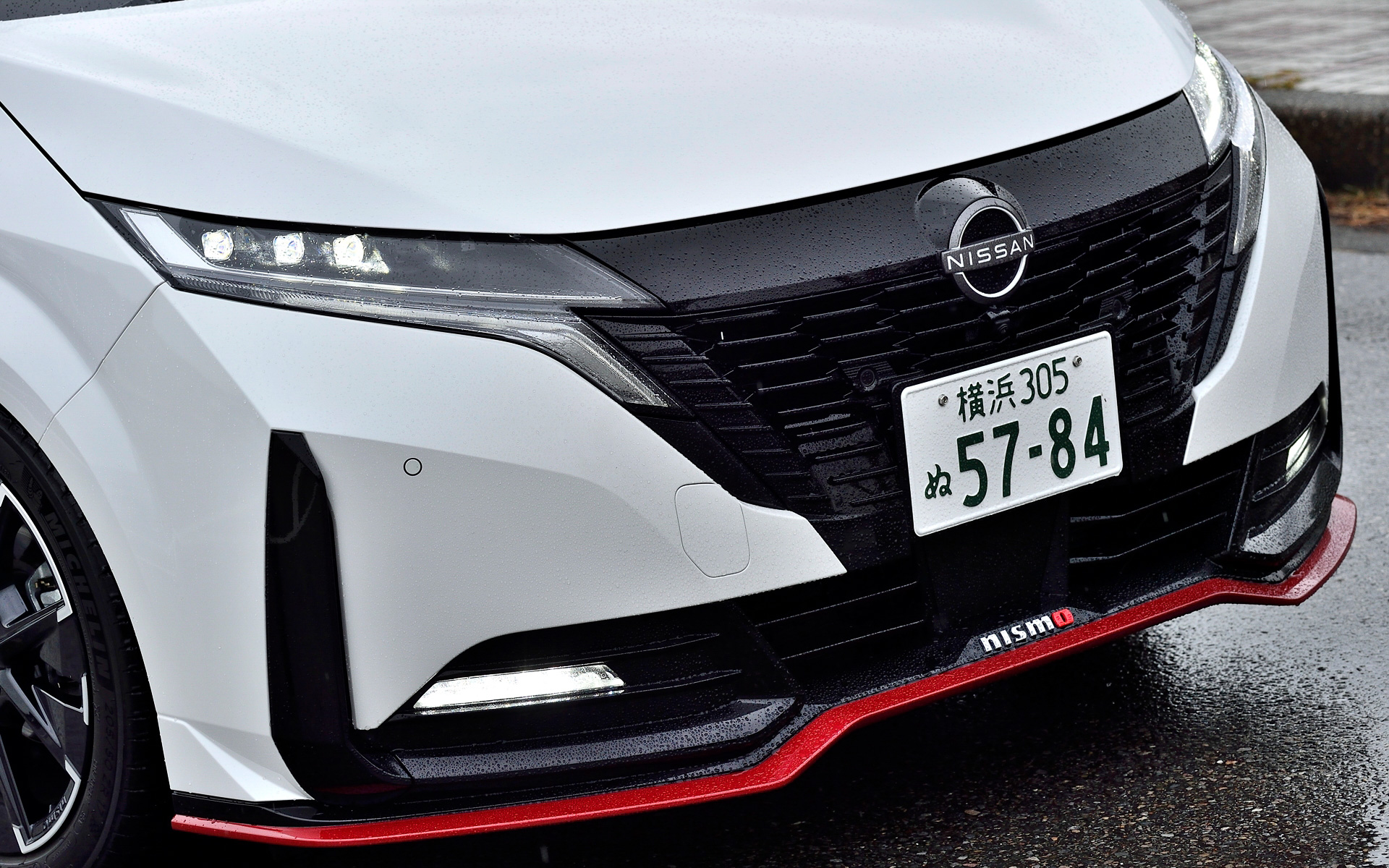 エクステリアではNISMO専用に最適化した空力デザインを採用するとともに、NISMOのアイコンであるレッドアクセントの「レイヤード・ダブルウイング」によって低重心でロー＆ワイドなフォルムを実現。フロントバンパーにはバンパーサイドにフロントサイドエアスプリッターとインレットダクトを設定し、空気流の剥離を抑え、スプリッター内に取り込む空気流、バンパー側面の空気流もスムーズに流れるよう整えた。リアバンパーにはコーナーにリアサイドエアスプリッターを設定し、バンパー後端のコーナー部を横および後方に張り出し、バンパー側面の空気流の剥離ポイントを制御する。高い空力性能を確保しつつワイドリム化された17インチアルミホイールにはミシュラン「パイロットスポーツ4」（205/50ZR17）をセット