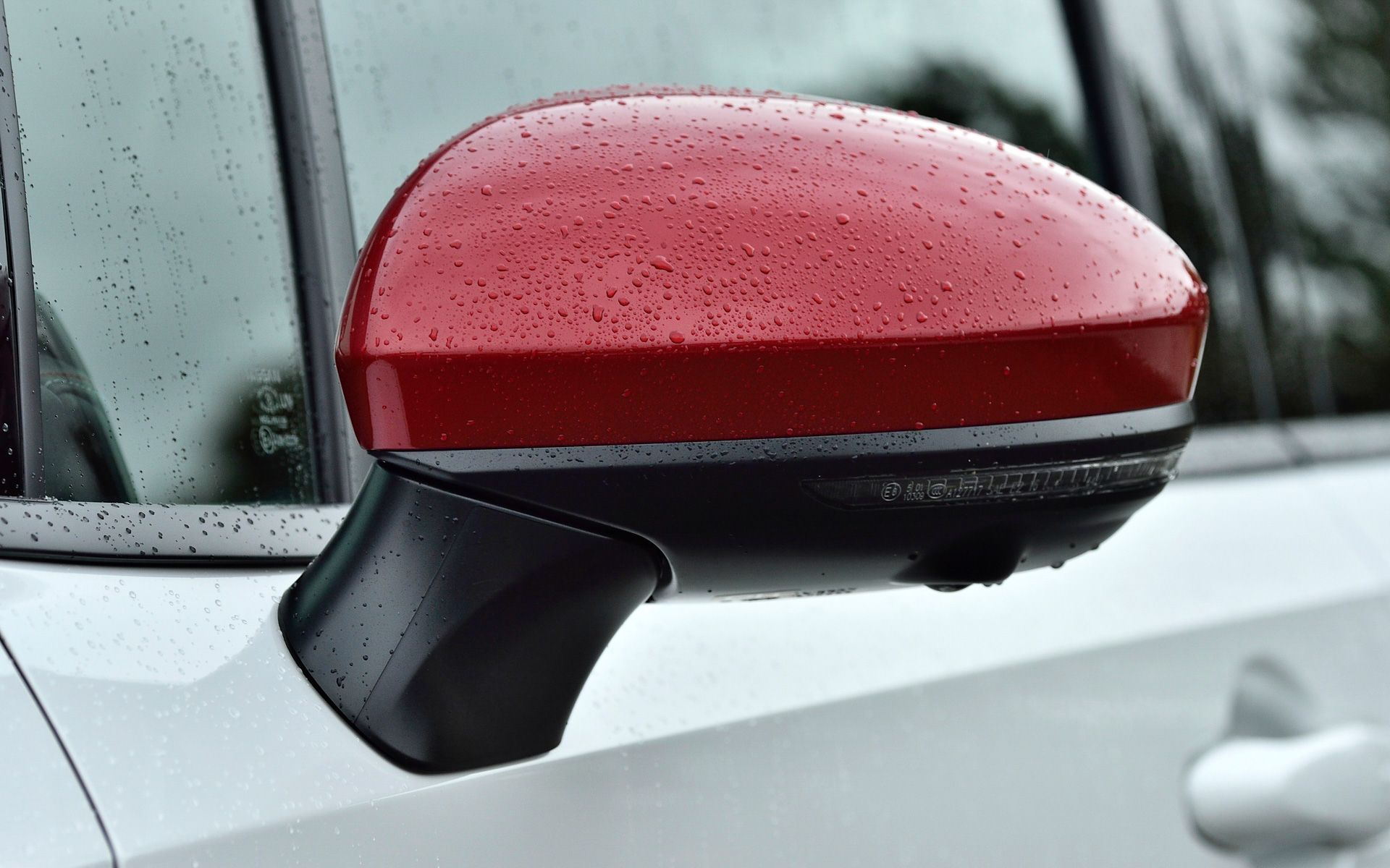 エクステリアではNISMO専用に最適化した空力デザインを採用するとともに、NISMOのアイコンであるレッドアクセントの「レイヤード・ダブルウイング」によって低重心でロー＆ワイドなフォルムを実現。フロントバンパーにはバンパーサイドにフロントサイドエアスプリッターとインレットダクトを設定し、空気流の剥離を抑え、スプリッター内に取り込む空気流、バンパー側面の空気流もスムーズに流れるよう整えた。リアバンパーにはコーナーにリアサイドエアスプリッターを設定し、バンパー後端のコーナー部を横および後方に張り出し、バンパー側面の空気流の剥離ポイントを制御する。高い空力性能を確保しつつワイドリム化された17インチアルミホイールにはミシュラン「パイロットスポーツ4」（205/50ZR17）をセット