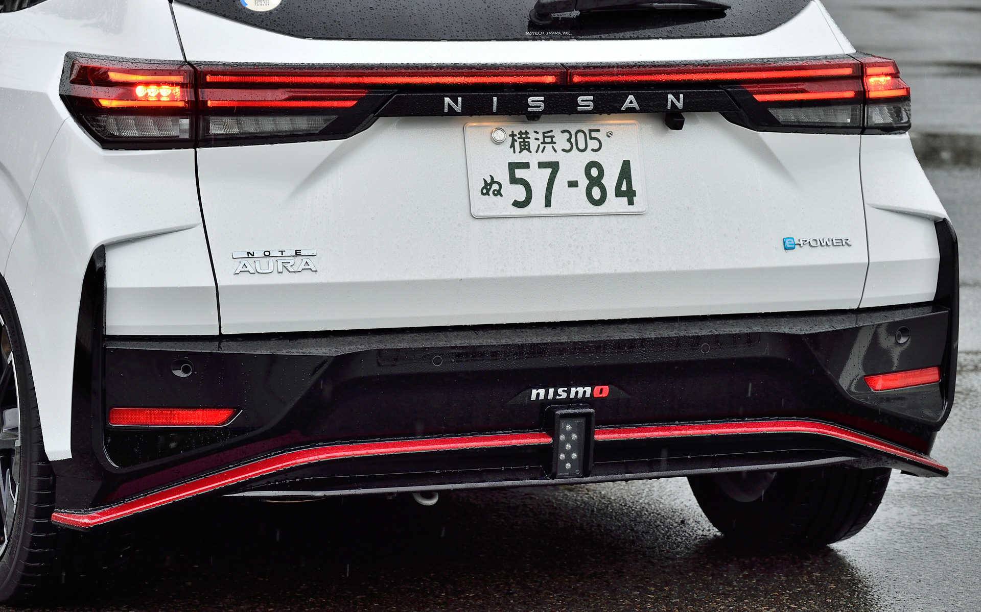 エクステリアではNISMO専用に最適化した空力デザインを採用するとともに、NISMOのアイコンであるレッドアクセントの「レイヤード・ダブルウイング」によって低重心でロー＆ワイドなフォルムを実現。フロントバンパーにはバンパーサイドにフロントサイドエアスプリッターとインレットダクトを設定し、空気流の剥離を抑え、スプリッター内に取り込む空気流、バンパー側面の空気流もスムーズに流れるよう整えた。リアバンパーにはコーナーにリアサイドエアスプリッターを設定し、バンパー後端のコーナー部を横および後方に張り出し、バンパー側面の空気流の剥離ポイントを制御する。高い空力性能を確保しつつワイドリム化された17インチアルミホイールにはミシュラン「パイロットスポーツ4」（205/50ZR17）をセット