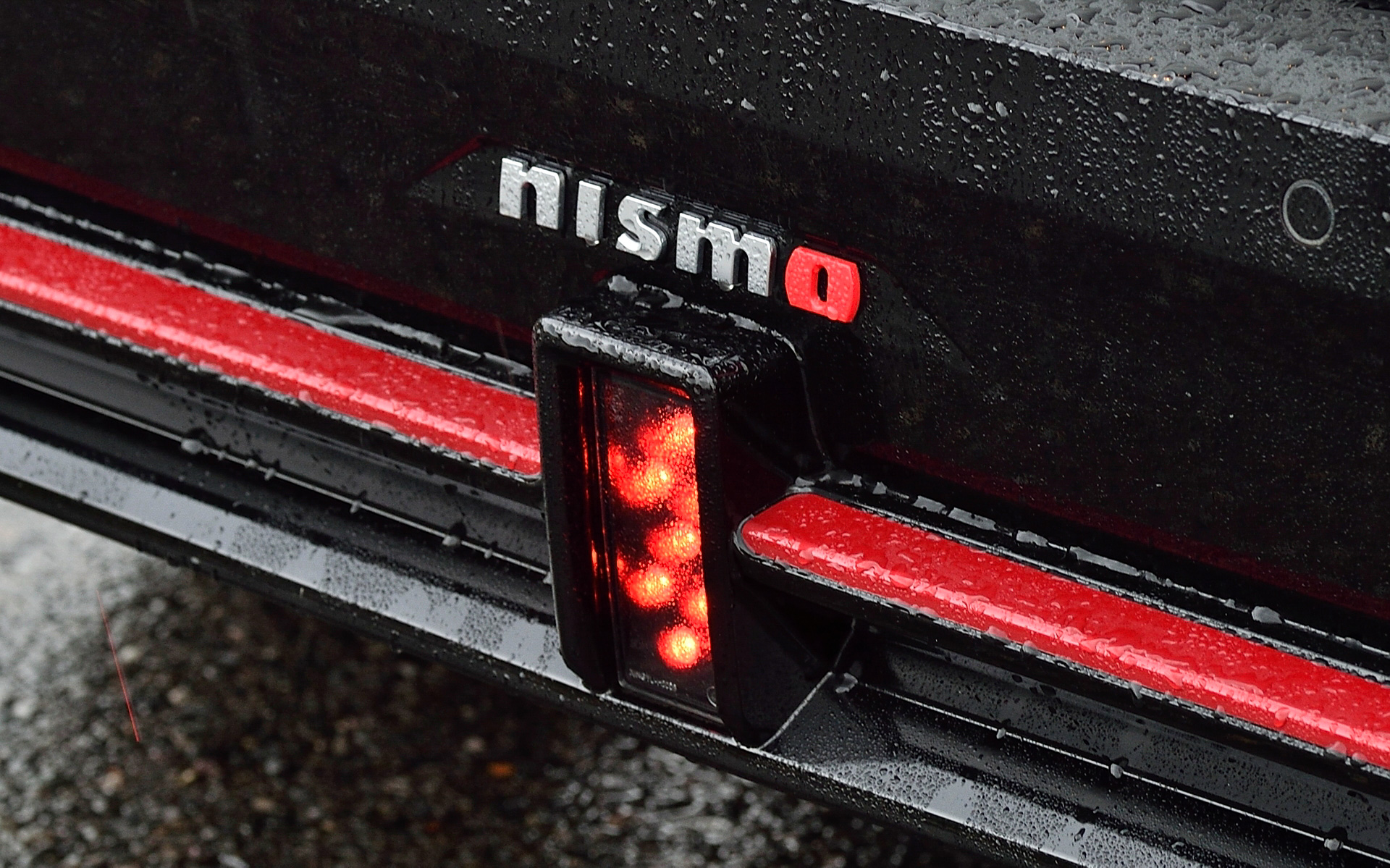 エクステリアではNISMO専用に最適化した空力デザインを採用するとともに、NISMOのアイコンであるレッドアクセントの「レイヤード・ダブルウイング」によって低重心でロー＆ワイドなフォルムを実現。フロントバンパーにはバンパーサイドにフロントサイドエアスプリッターとインレットダクトを設定し、空気流の剥離を抑え、スプリッター内に取り込む空気流、バンパー側面の空気流もスムーズに流れるよう整えた。リアバンパーにはコーナーにリアサイドエアスプリッターを設定し、バンパー後端のコーナー部を横および後方に張り出し、バンパー側面の空気流の剥離ポイントを制御する。高い空力性能を確保しつつワイドリム化された17インチアルミホイールにはミシュラン「パイロットスポーツ4」（205/50ZR17）をセット