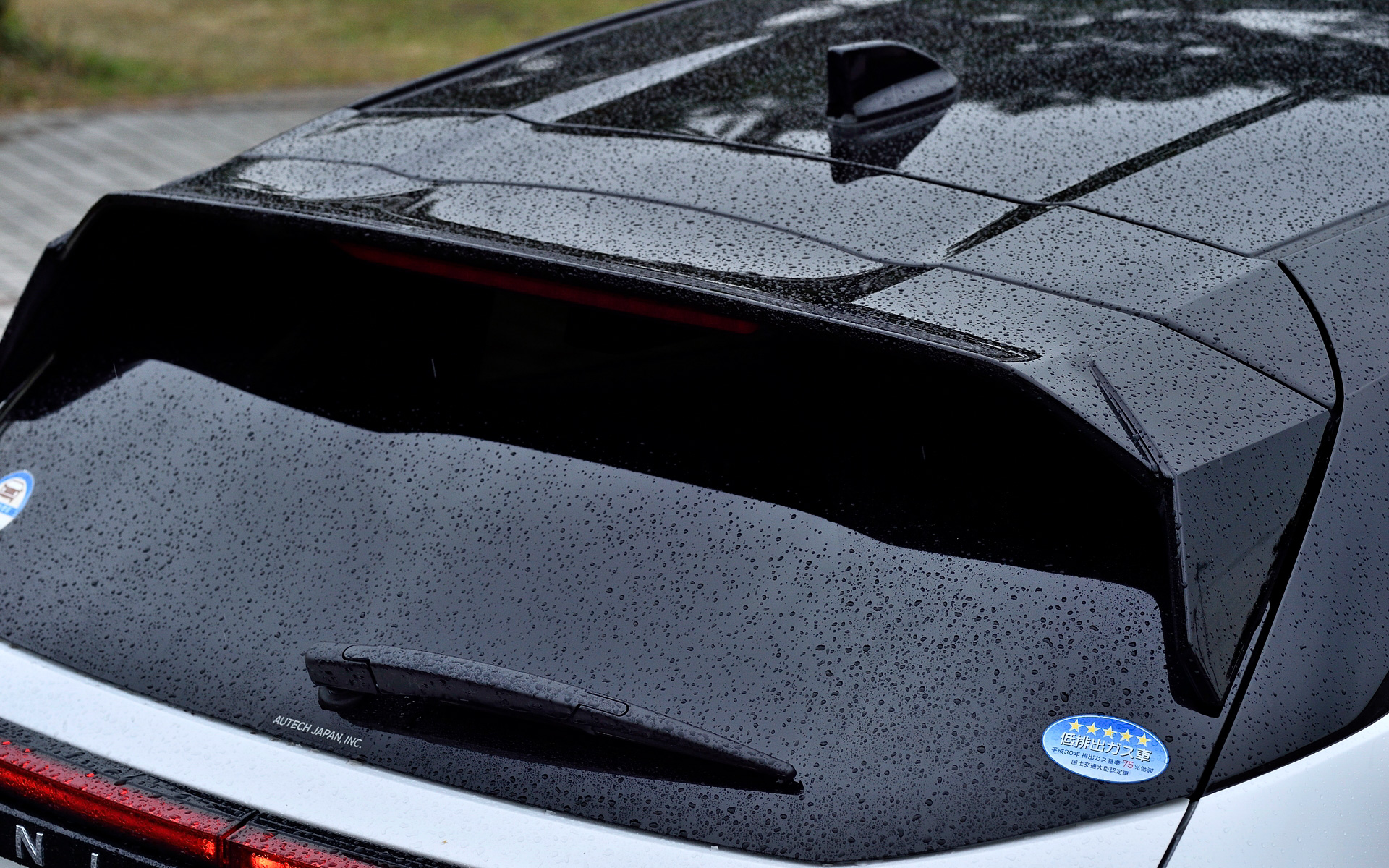 エクステリアではNISMO専用に最適化した空力デザインを採用するとともに、NISMOのアイコンであるレッドアクセントの「レイヤード・ダブルウイング」によって低重心でロー&ワイドなフォルムを実現。フロントバンパーにはバンパーサイドにフロントサイドエアスプリッターとインレットダクトを設定し、空気流の剥離を抑え、スプリッター内に取り込む空気流、バンパー側面の空気流もスムーズに流れるよう整えた。リアバンパーにはコーナーにリアサイドエアスプリッターを設定し、バンパー後端のコーナー部を横および後方に張り出し、バンパー側面の空気流の剥離ポイントを制御する。高い空力性能を確保しつつワイドリム化された17インチアルミホイールにはミシュラン「パイロットスポーツ4」(205/50ZR17)をセット