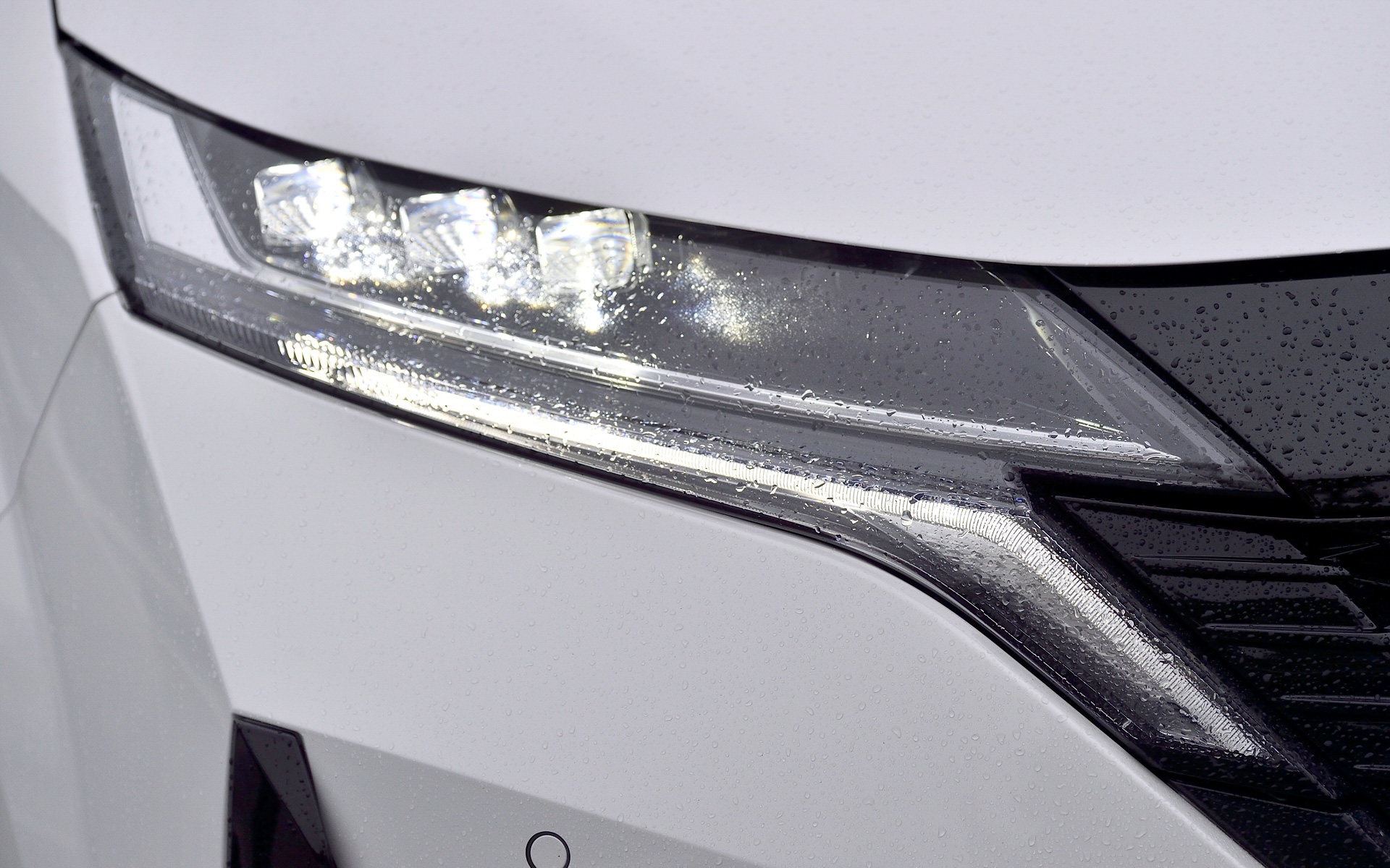 エクステリアではNISMO専用に最適化した空力デザインを採用するとともに、NISMOのアイコンであるレッドアクセントの「レイヤード・ダブルウイング」によって低重心でロー＆ワイドなフォルムを実現。フロントバンパーにはバンパーサイドにフロントサイドエアスプリッターとインレットダクトを設定し、空気流の剥離を抑え、スプリッター内に取り込む空気流、バンパー側面の空気流もスムーズに流れるよう整えた。リアバンパーにはコーナーにリアサイドエアスプリッターを設定し、バンパー後端のコーナー部を横および後方に張り出し、バンパー側面の空気流の剥離ポイントを制御する。高い空力性能を確保しつつワイドリム化された17インチアルミホイールにはミシュラン「パイロットスポーツ4」（205/50ZR17）をセット