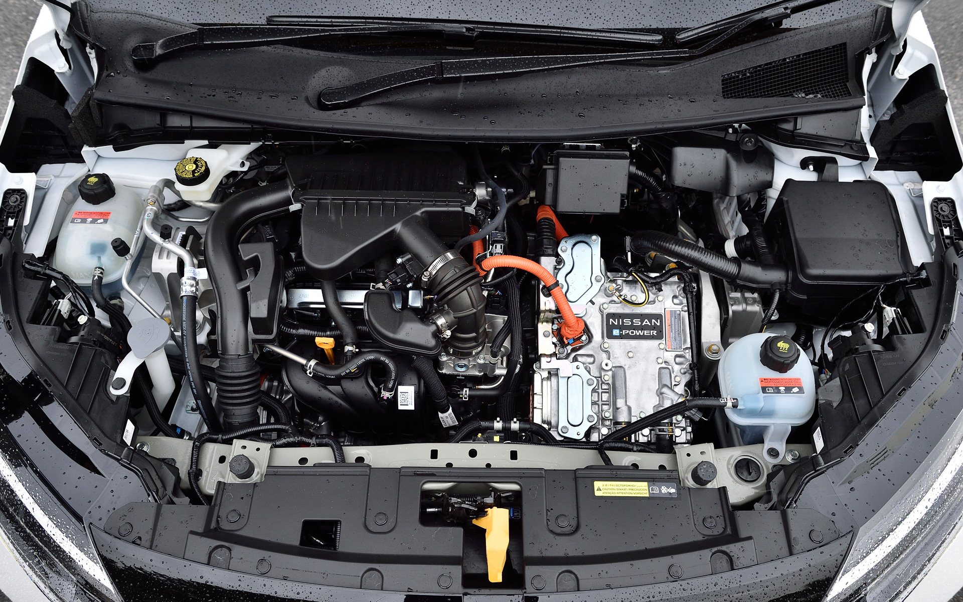 パワートレーンはノート オーラと共通で最高出力/最大トルクは変わらないものの、VCM（ビークルコントロールモジュール）の設定変更によりノート オーラよりも加速度が速く立ち上がり、加速力が落ちにくいセッティングに。発電用エンジンは直列3気筒DOHC 1.2リッター「HR12DE」、フロントモーターはEM47で、モーターの最高出力/最大トルクも同じく100kW（136PS）/300Nm（30.6kgfm）となる。WLTCモード燃費は23.3km/L