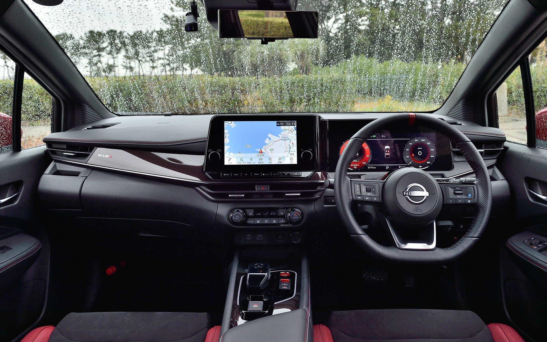 インテリアではダークトーン＆レッドアクセントの色調を特徴とし、専用ファブリックと合皮のコンビネーションを採用したシートはNISMOロゴの刺繍やレッド/グレーのコンビネーションステッチにより、スポーティな室内空間を演出。オプション設定のレカロ製スポーツシート（39万6000円）ではシート形状にこだわり、クルマとの一体感を向上させた