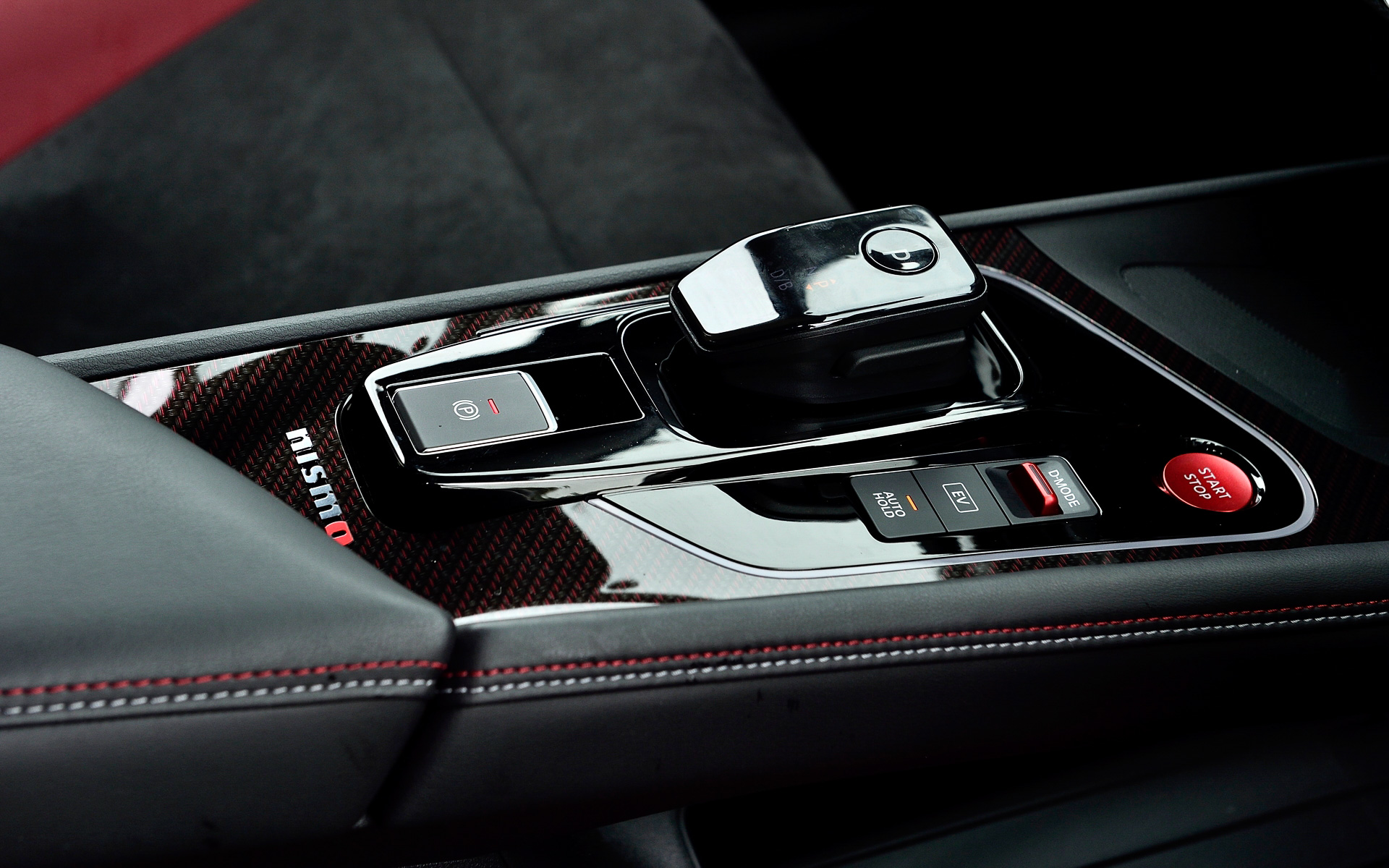 インテリアではダークトーン＆レッドアクセントの色調を特徴とし、専用ファブリックと合皮のコンビネーションを採用したシートはNISMOロゴの刺繍やレッド/グレーのコンビネーションステッチにより、スポーティな室内空間を演出。オプション設定のレカロ製スポーツシート（39万6000円）ではシート形状にこだわり、クルマとの一体感を向上させた