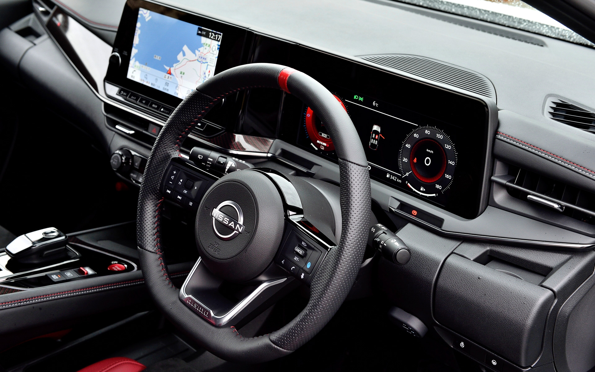 インテリアではダークトーン＆レッドアクセントの色調を特徴とし、専用ファブリックと合皮のコンビネーションを採用したシートはNISMOロゴの刺繍やレッド/グレーのコンビネーションステッチにより、スポーティな室内空間を演出。オプション設定のレカロ製スポーツシート（39万6000円）ではシート形状にこだわり、クルマとの一体感を向上させた