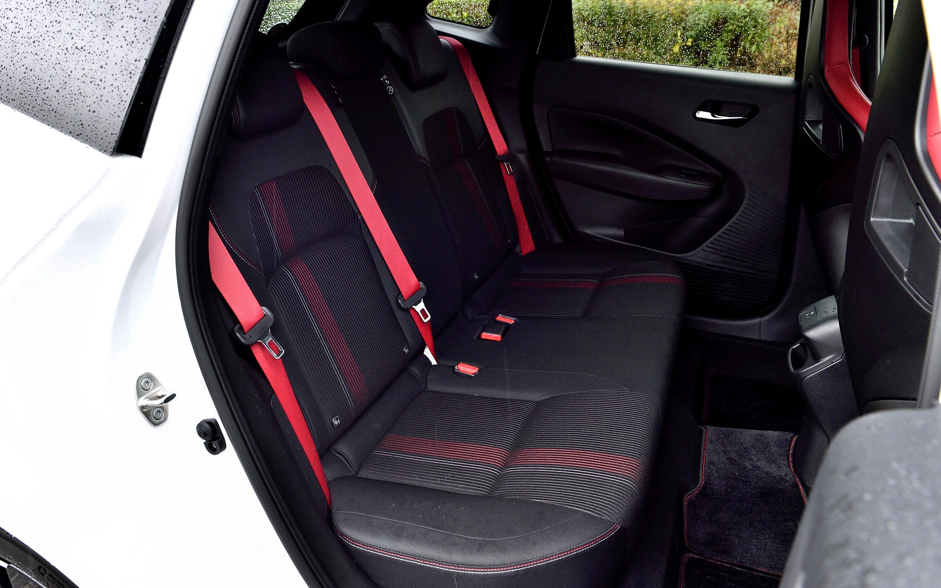 インテリアではダークトーン＆レッドアクセントの色調を特徴とし、専用ファブリックと合皮のコンビネーションを採用したシートはNISMOロゴの刺繍やレッド/グレーのコンビネーションステッチにより、スポーティな室内空間を演出。オプション設定のレカロ製スポーツシート（39万6000円）ではシート形状にこだわり、クルマとの一体感を向上させた