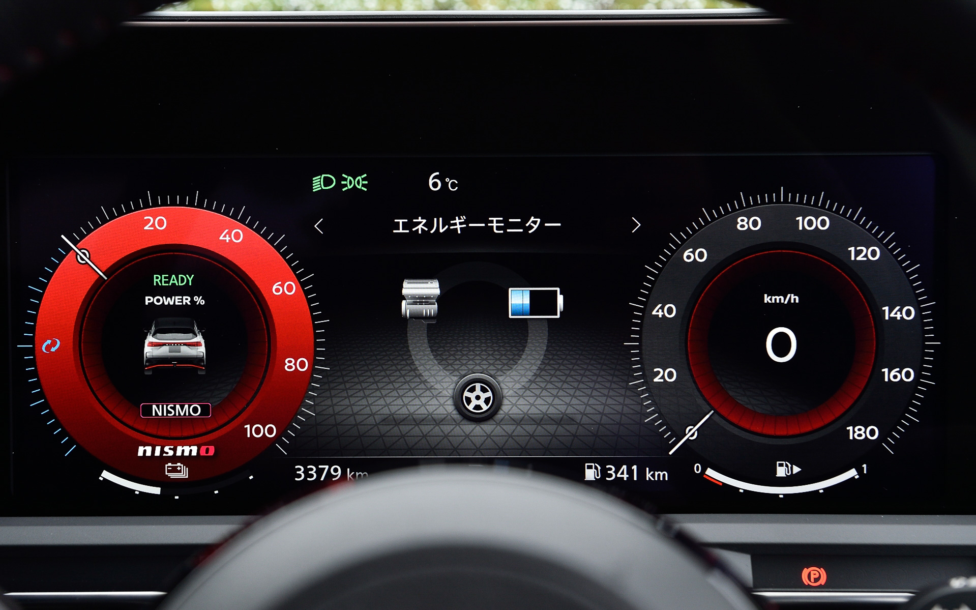 インテリアではダークトーン＆レッドアクセントの色調を特徴とし、専用ファブリックと合皮のコンビネーションを採用したシートはNISMOロゴの刺繍やレッド/グレーのコンビネーションステッチにより、スポーティな室内空間を演出。オプション設定のレカロ製スポーツシート（39万6000円）ではシート形状にこだわり、クルマとの一体感を向上させた