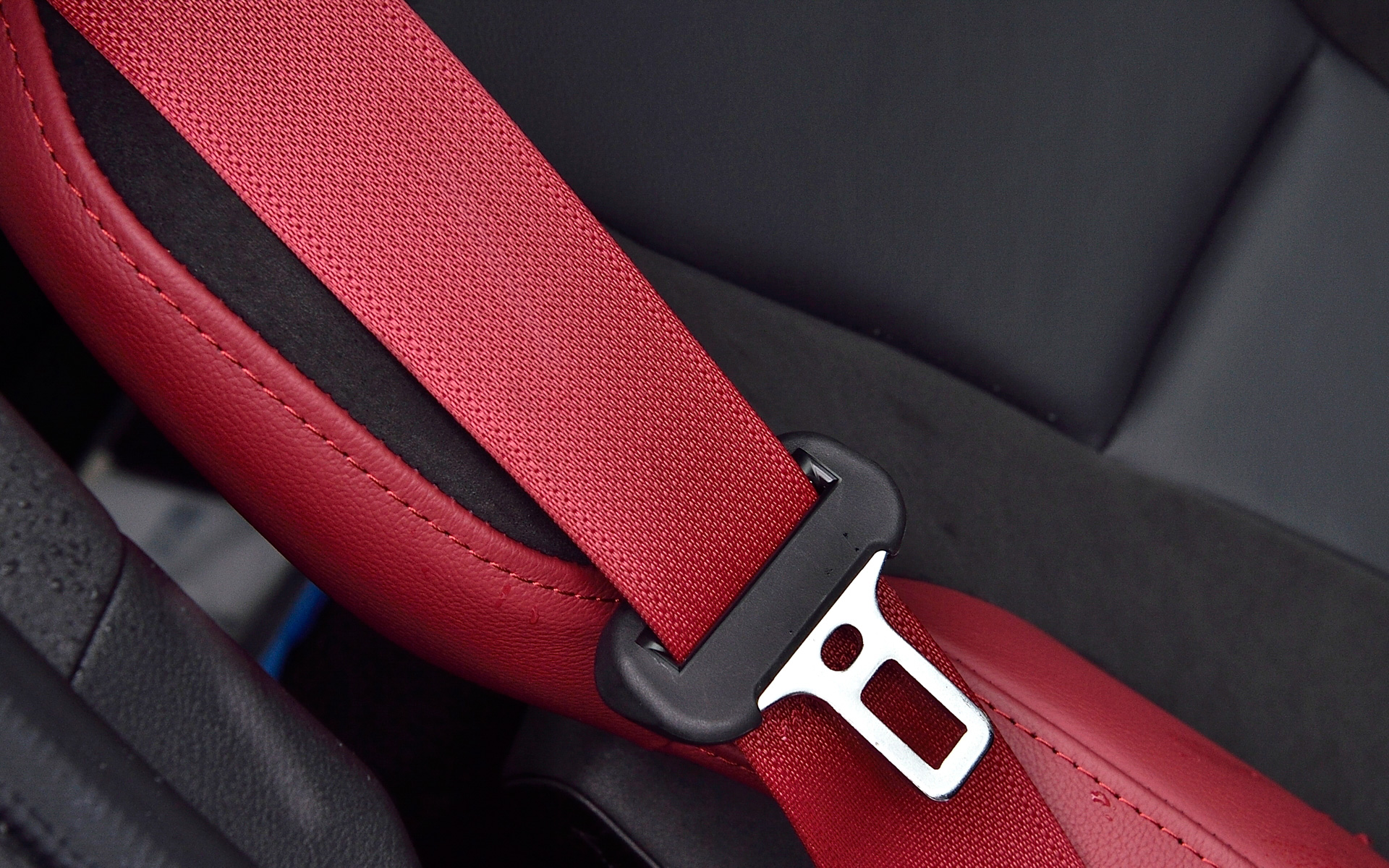 インテリアではダークトーン＆レッドアクセントの色調を特徴とし、専用ファブリックと合皮のコンビネーションを採用したシートはNISMOロゴの刺繍やレッド/グレーのコンビネーションステッチにより、スポーティな室内空間を演出。オプション設定のレカロ製スポーツシート（39万6000円）ではシート形状にこだわり、クルマとの一体感を向上させた