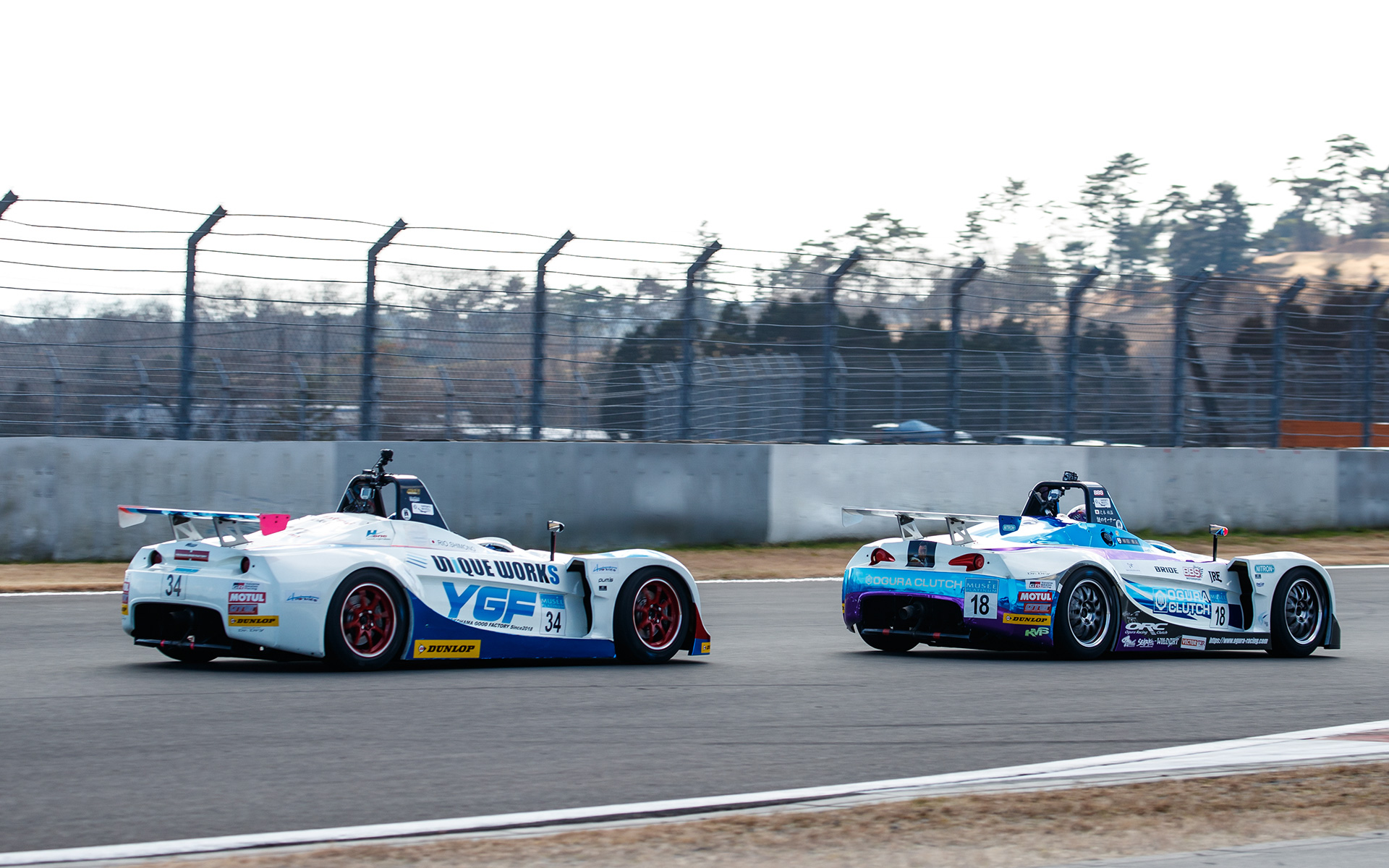 18号車 ORC ARUGOS VITAの辻本始温選手と34号車 下野選手とせめぎあい