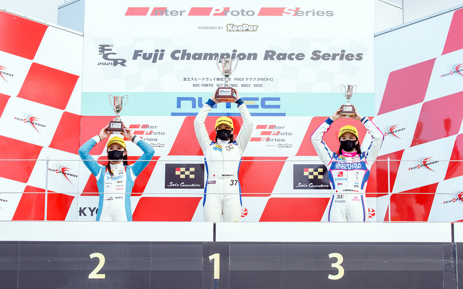 KYOJOカップ 第4戦の表彰台。写真左から2位の34号車 下野璃央選手、優勝の37号車 翁長実希選手、3位は18号車 辻本始温選手
