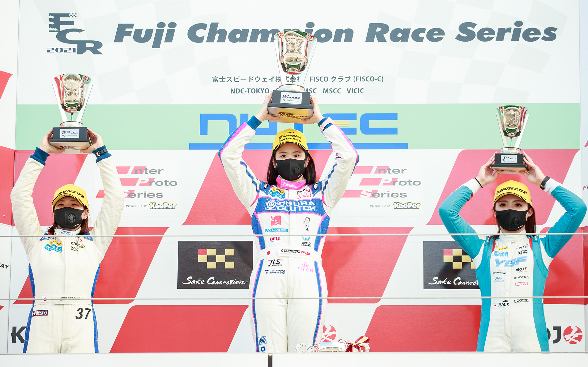 2021年シリーズのドライバーランキング表彰式。写真左から2位の翁長実希選手、チャンピオンの辻本始温選手、3位の下野璃央選手