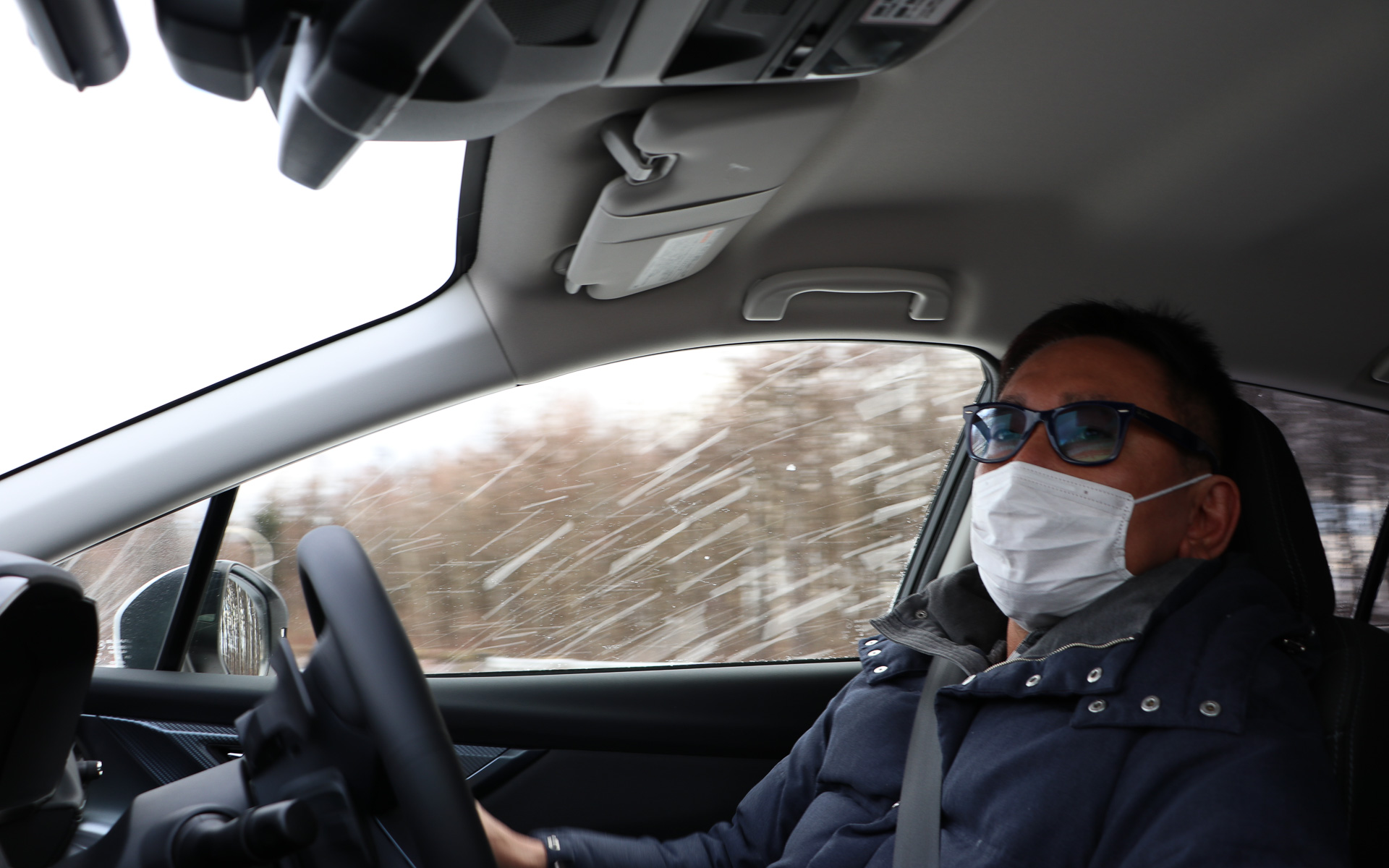 タイヤが路面の雪をしっかりかいているのは、窓の外を飛び交う雪でもよく分かる