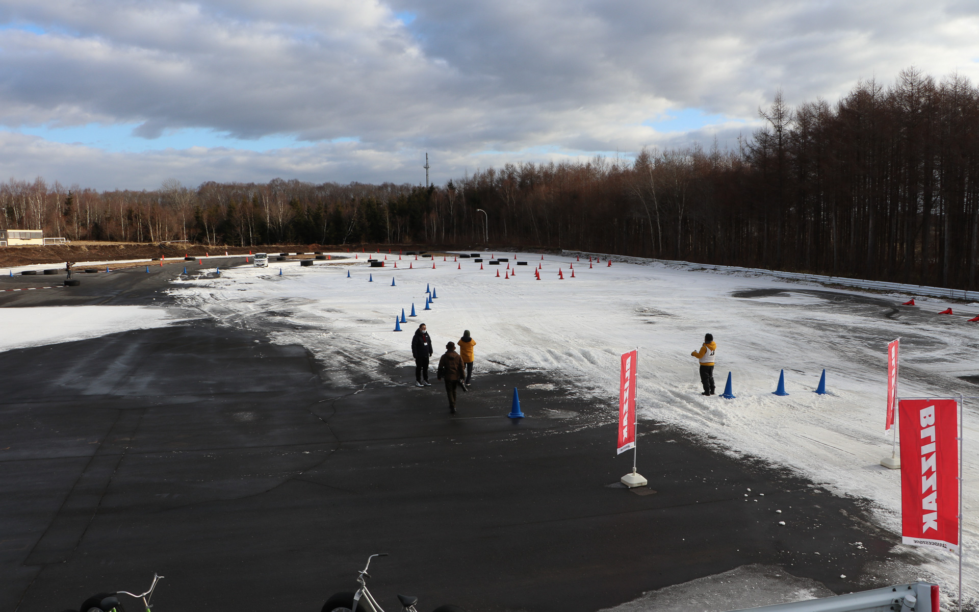 12月中旬、新千歳モーターランドには人工降雪機を夜通し動かしてなんとか雪道を形成させていた