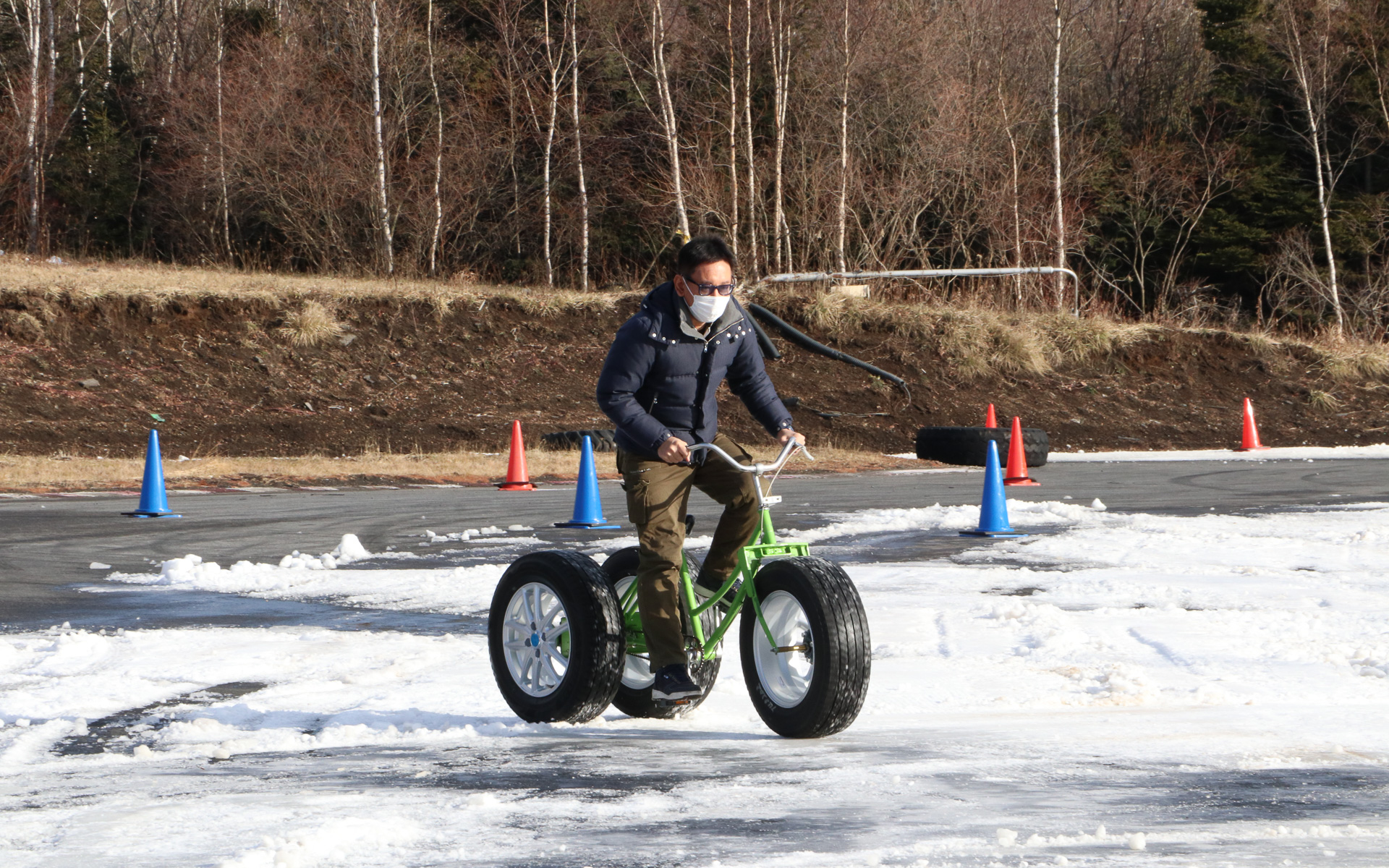 VRX3とスリックタイヤを履いた三輪車も用意されていたのでもちろん試乗。人間の力でクルマのタイヤ3本を回すのはなかなかの重労働だった