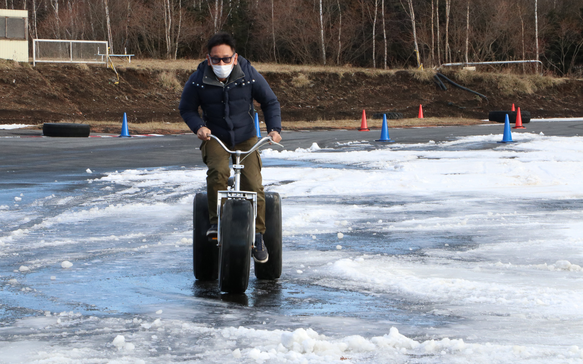VRX3とスリックタイヤを履いた三輪車も用意されていたのでもちろん試乗。人間の力でクルマのタイヤ3本を回すのはなかなかの重労働だった