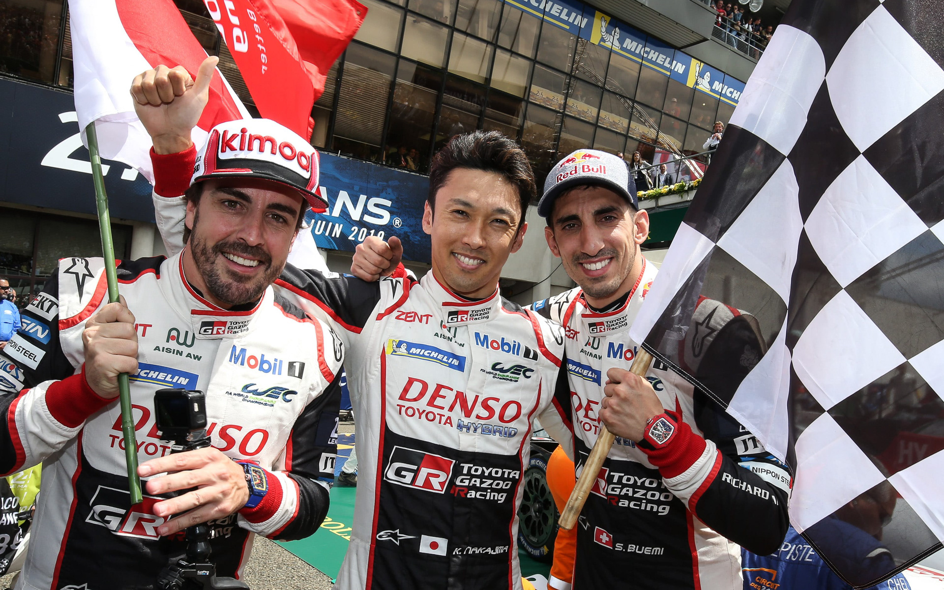 WECのレギュラードライバーから勇退する中嶋一貴選手（写真中央）