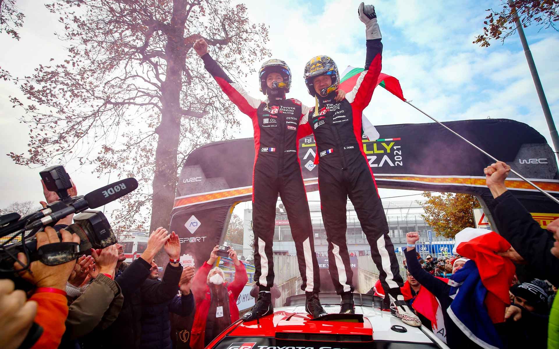 WRC 2021年シーズンのドライバーおよびコ・ドライバー選手権のチャンピオンを獲得したヤリスWRC 1号車のセバスチャン・オジエ、ジュリアン・イングラシア組