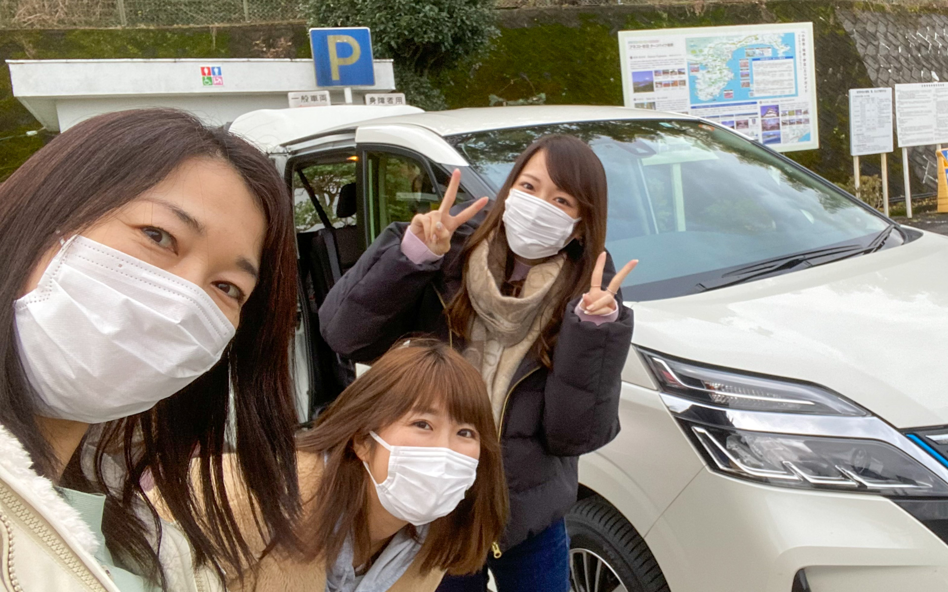 こちらもずっと会いたかった女子2人と、ようやく一緒に仕事することができました。2人ともかわいいのにマスク姿なのが残念ですが、1人は私がスカウトしてこの業界に引っ張り込んでしまった(笑)、深山幸代ちゃん(右)。モデルとして活躍していて、クルマが大好きだというので現在はモータージャーナリスト見習い中として頑張っています。そしてもう1人は、イベントなどのMCとしても活躍している矢田部明子ちゃん(中央)。高校のころの夢はガンダムを作ることだった、という面白いキャラと視点を生かしたレポートで、目下売出し中の自動車ライターさんです。なかなか若手が入らないこの業界で、貴重な存在の女子たち。皆さまどうか、応援よろしくお願いします